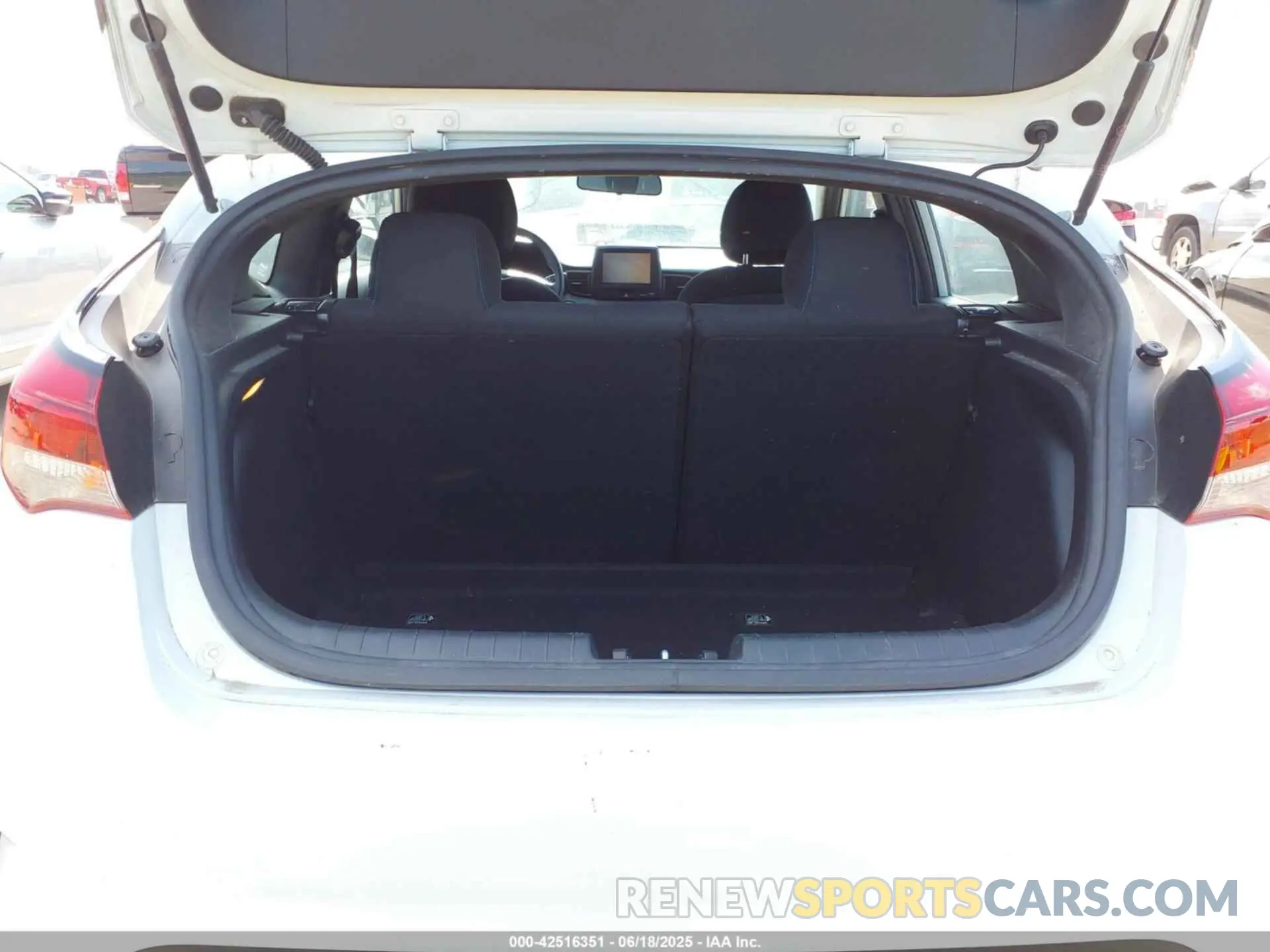 19 Photograph of a damaged car KMHTG6AF5LU020784 HYUNDAI VELOSTER 2020