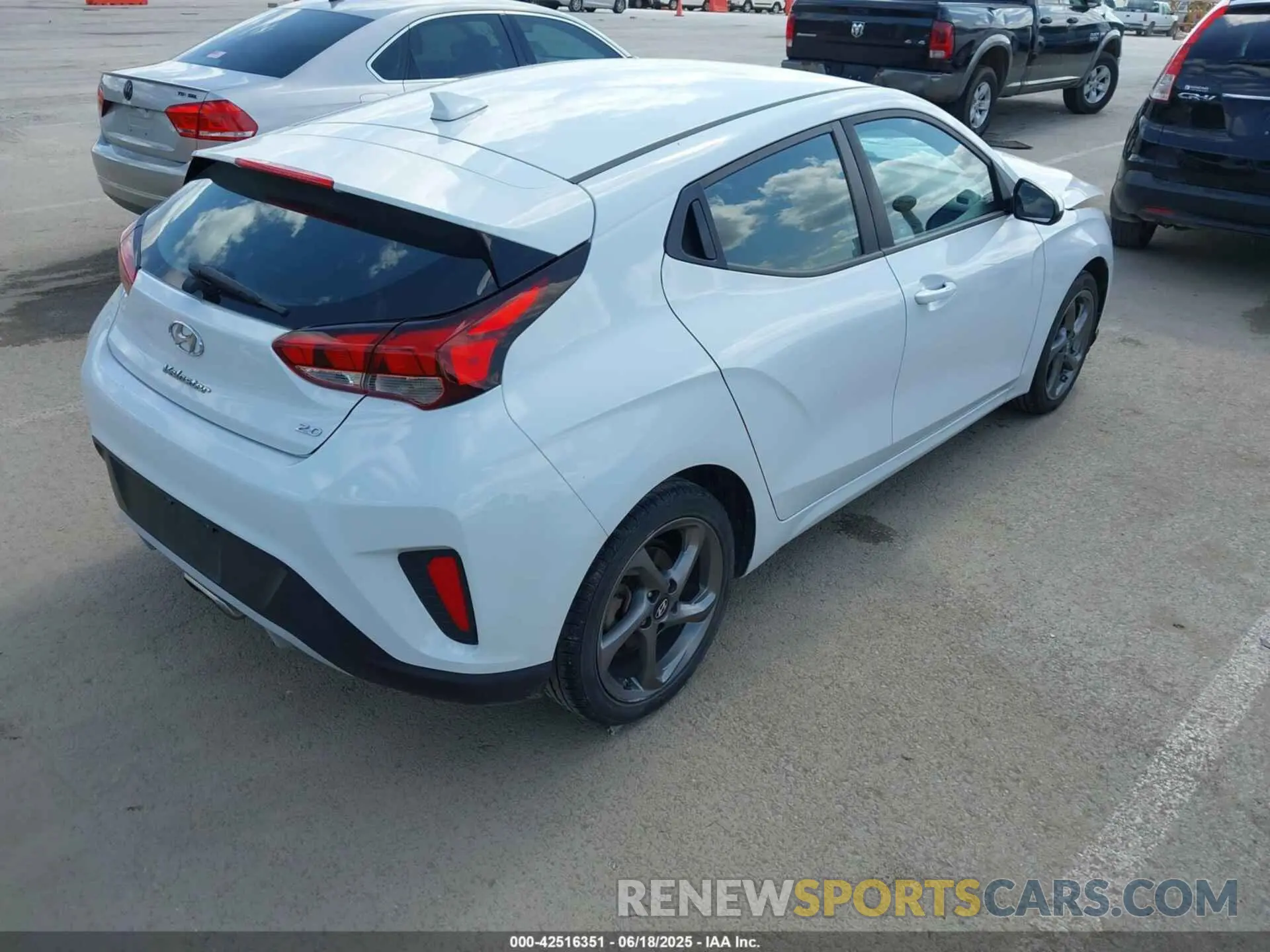 4 Photograph of a damaged car KMHTG6AF5LU020784 HYUNDAI VELOSTER 2020