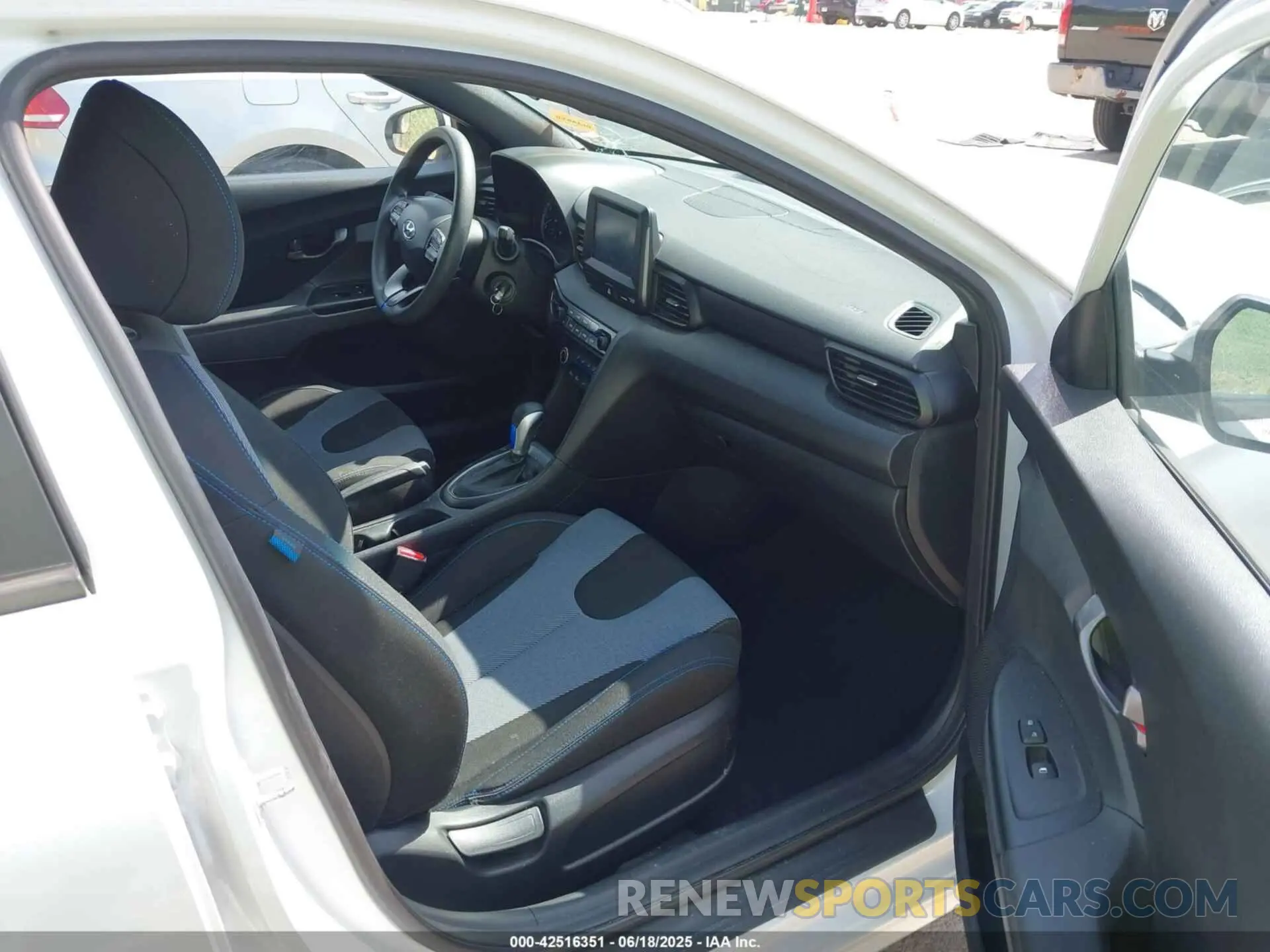 5 Photograph of a damaged car KMHTG6AF5LU020784 HYUNDAI VELOSTER 2020