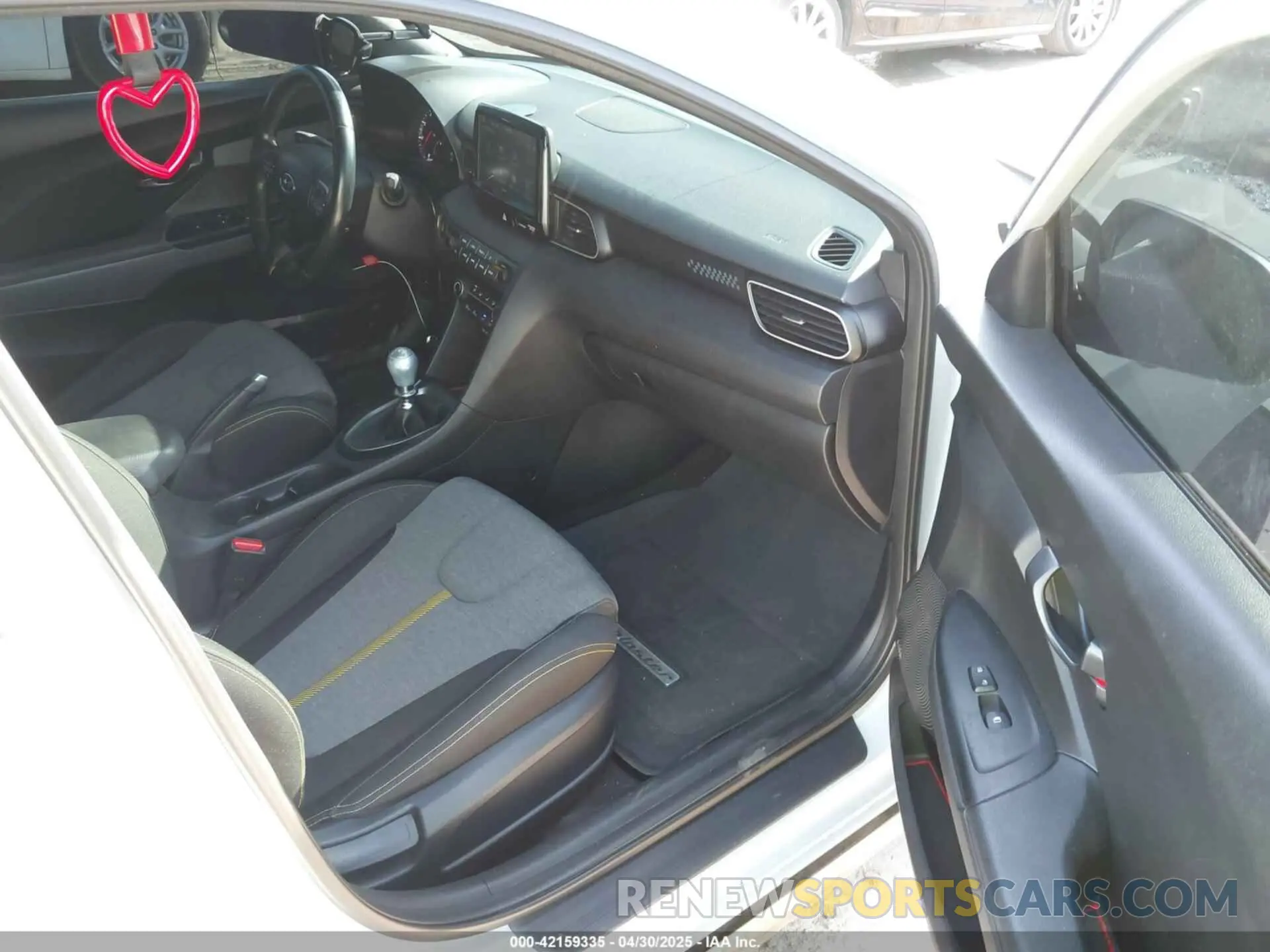 5 Photograph of a damaged car KMHTH6AB0LU026664 HYUNDAI VELOSTER 2020