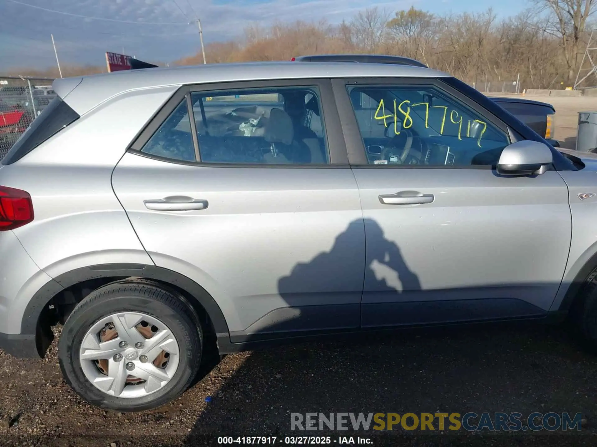 13 Photograph of a damaged car KMHRB8A32LU015682 HYUNDAI VENUE 2020