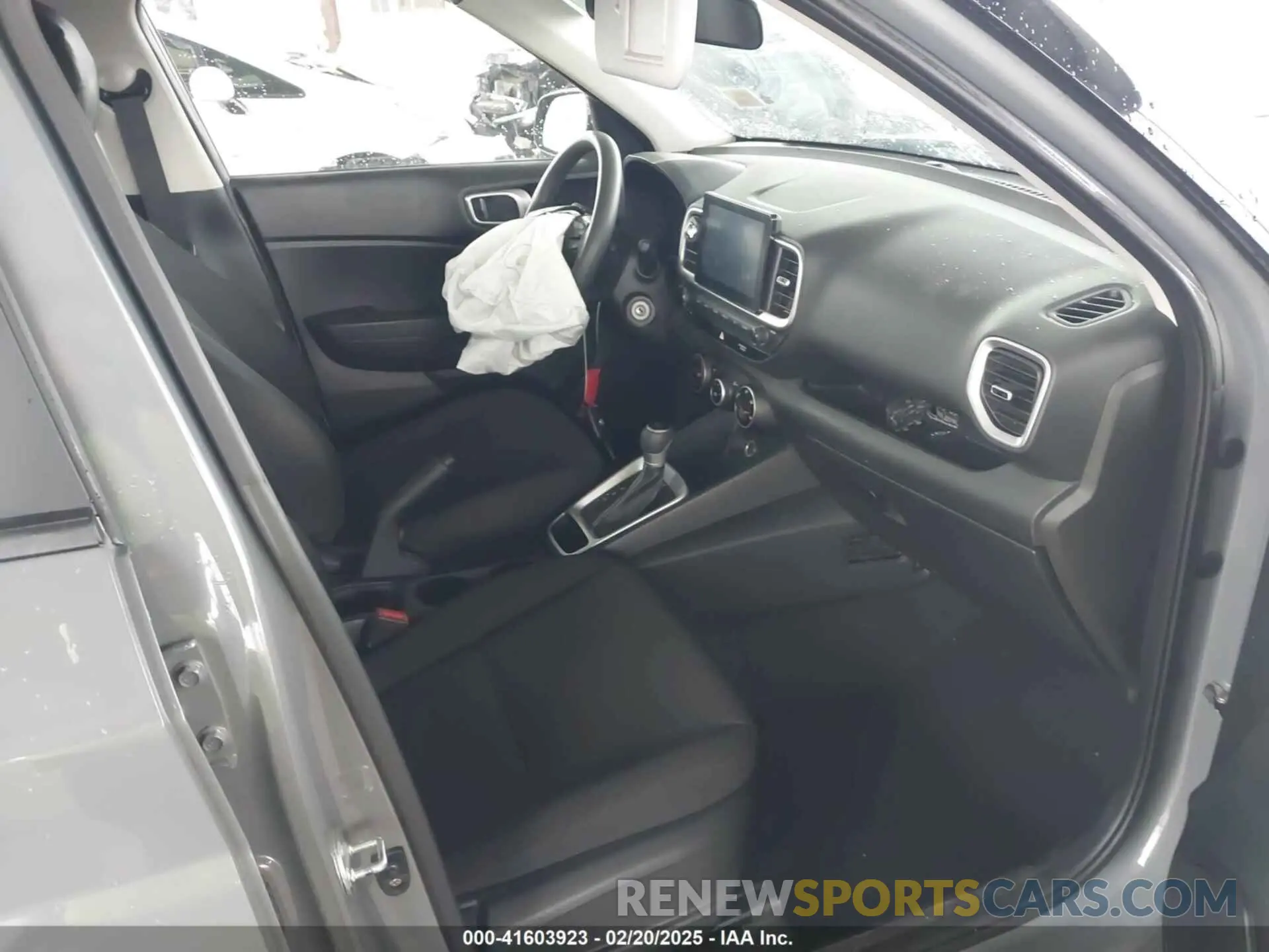 5 Photograph of a damaged car KMHRB8A35LU027082 HYUNDAI VENUE 2020