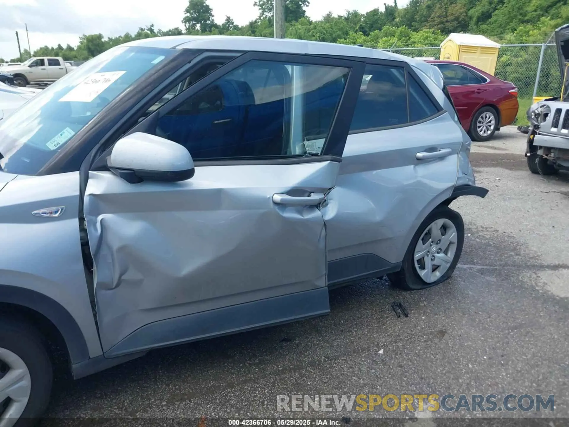6 Photograph of a damaged car KMHRB8A36LU030024 HYUNDAI VENUE 2020