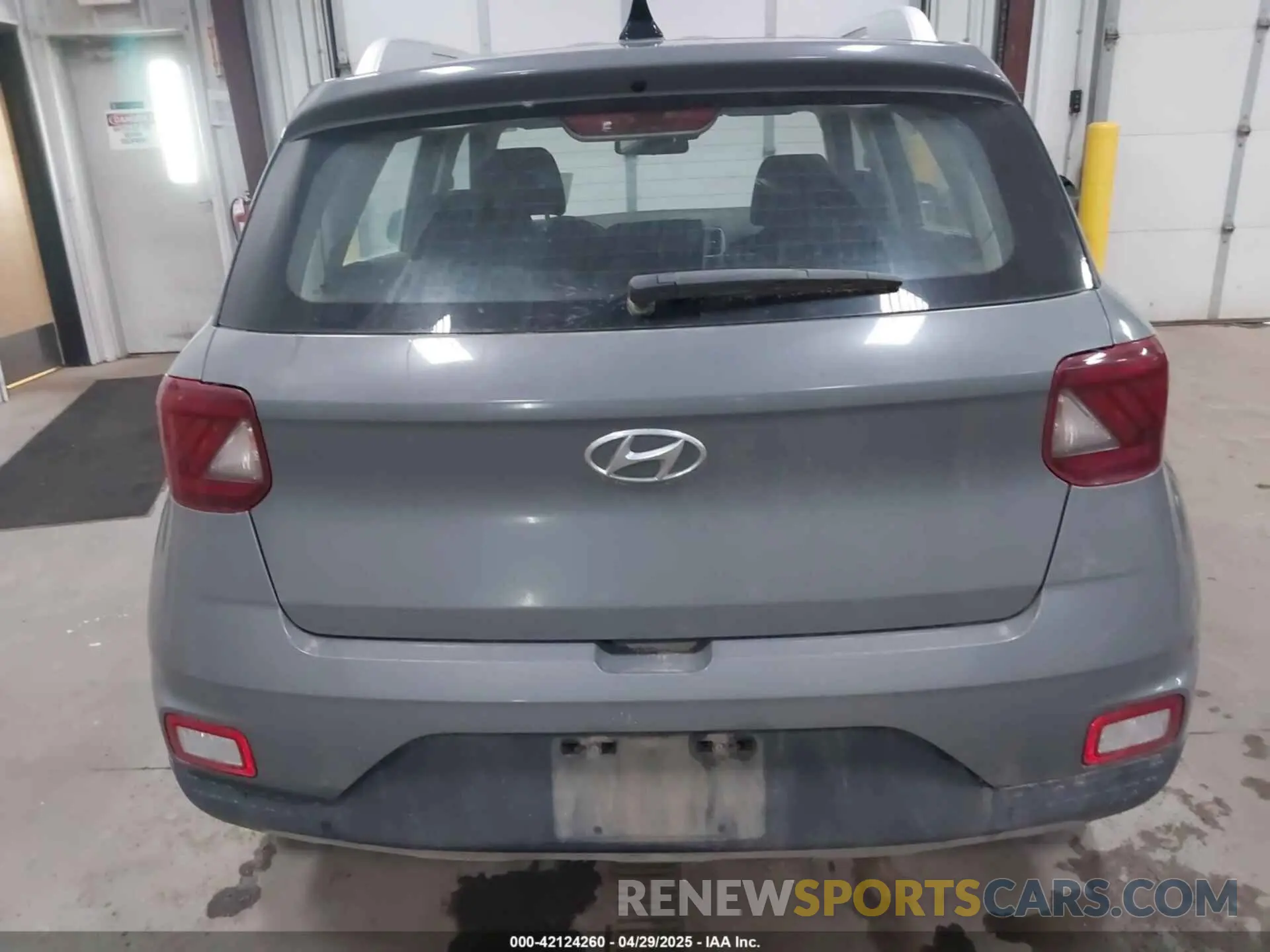 15 Photograph of a damaged car KMHRC8A34LU016992 HYUNDAI VENUE 2020