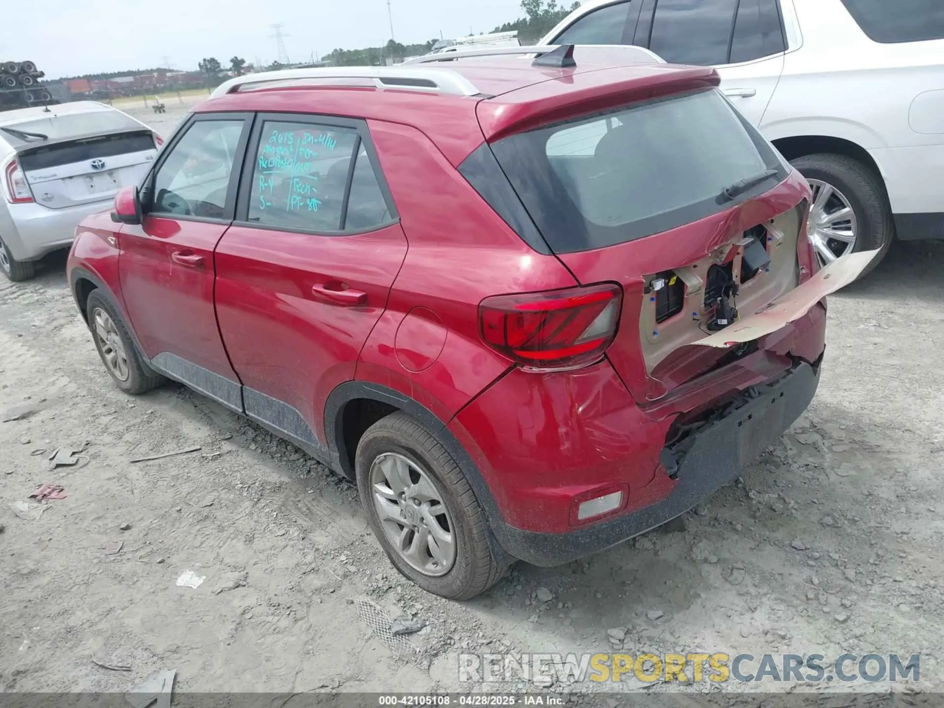 3 Photograph of a damaged car KMHRC8A3XLU038298 HYUNDAI VENUE 2020