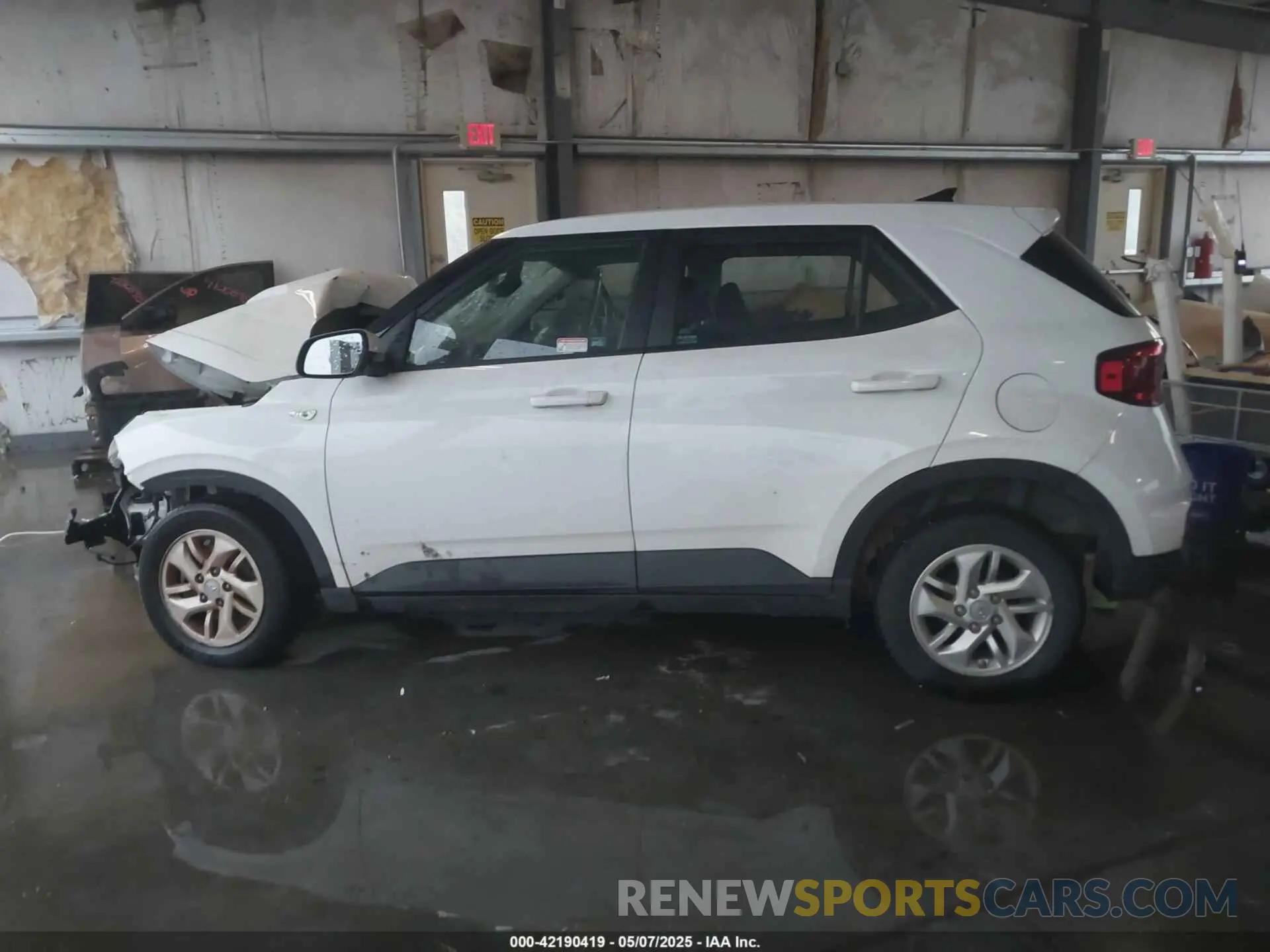 13 Photograph of a damaged car KMHRB8A33MU066593 HYUNDAI VENUE 2021