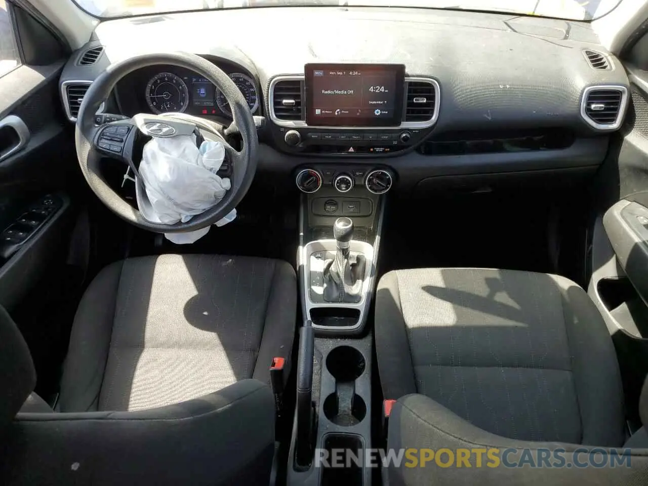 8 Photograph of a damaged car KMHRB8A37MU090623 HYUNDAI VENUE 2021