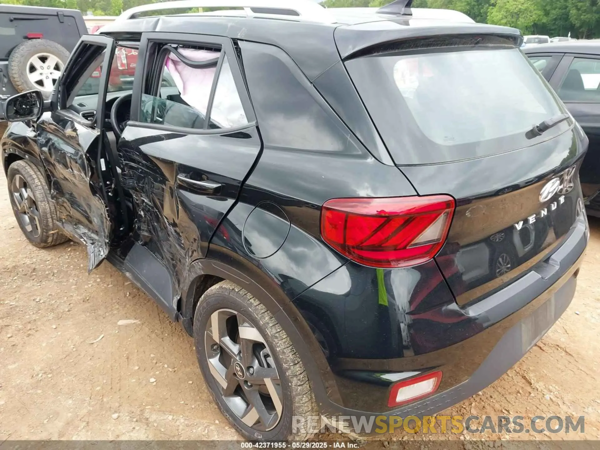 3 Photograph of a damaged car KMHRC8A32MU117899 HYUNDAI VENUE 2021