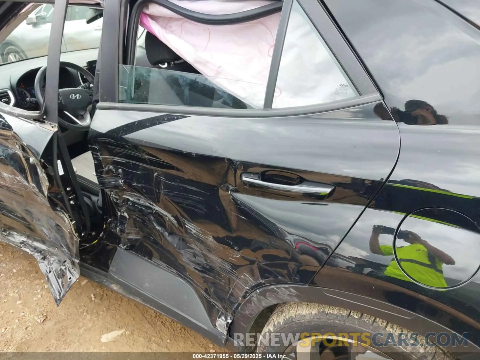 6 Photograph of a damaged car KMHRC8A32MU117899 HYUNDAI VENUE 2021