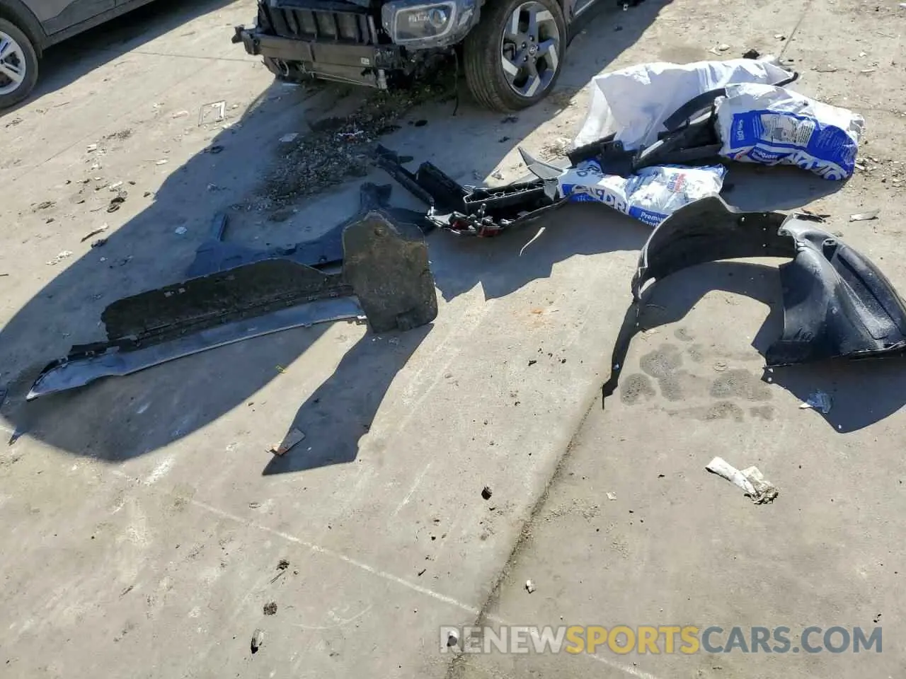 15 Photograph of a damaged car KMHRC8A32MU127865 HYUNDAI VENUE 2021