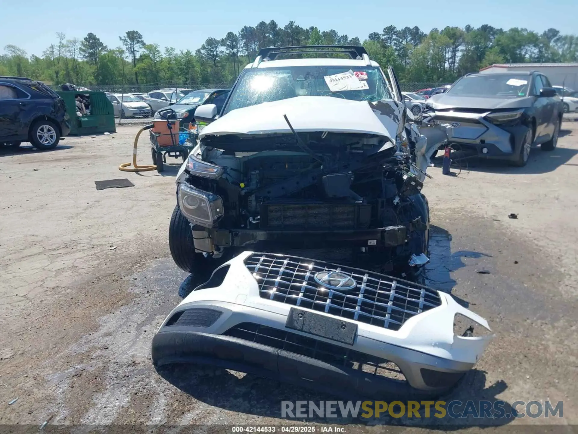 12 Photograph of a damaged car KMHRC8A35MU122692 HYUNDAI VENUE 2021