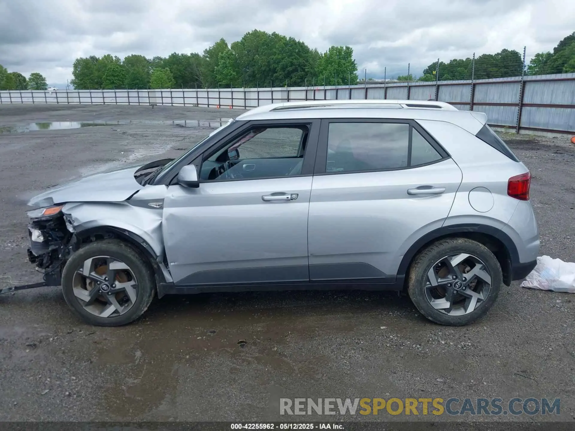 14 Photograph of a damaged car KMHRC8A36MU082493 HYUNDAI VENUE 2021