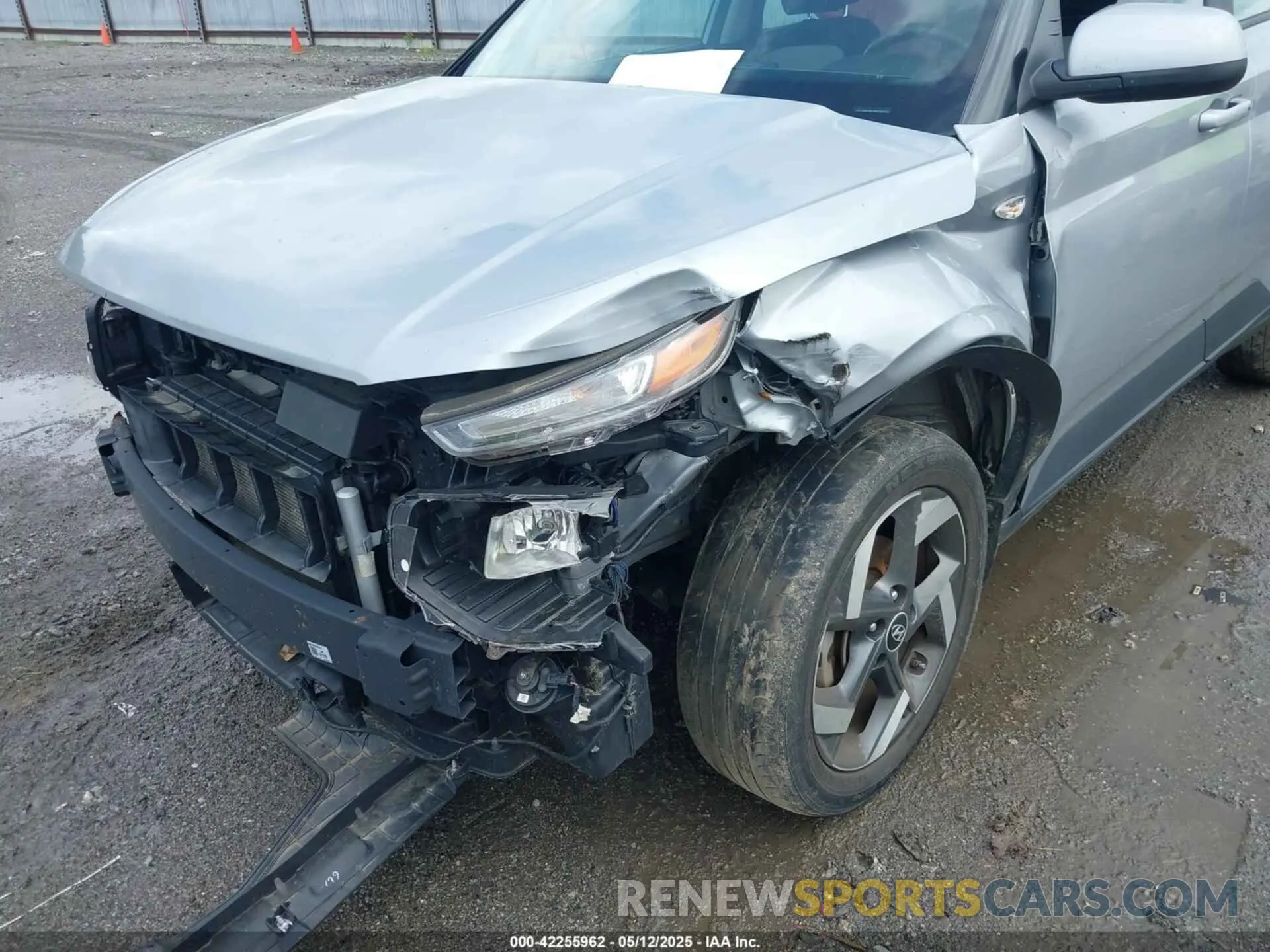 18 Photograph of a damaged car KMHRC8A36MU082493 HYUNDAI VENUE 2021