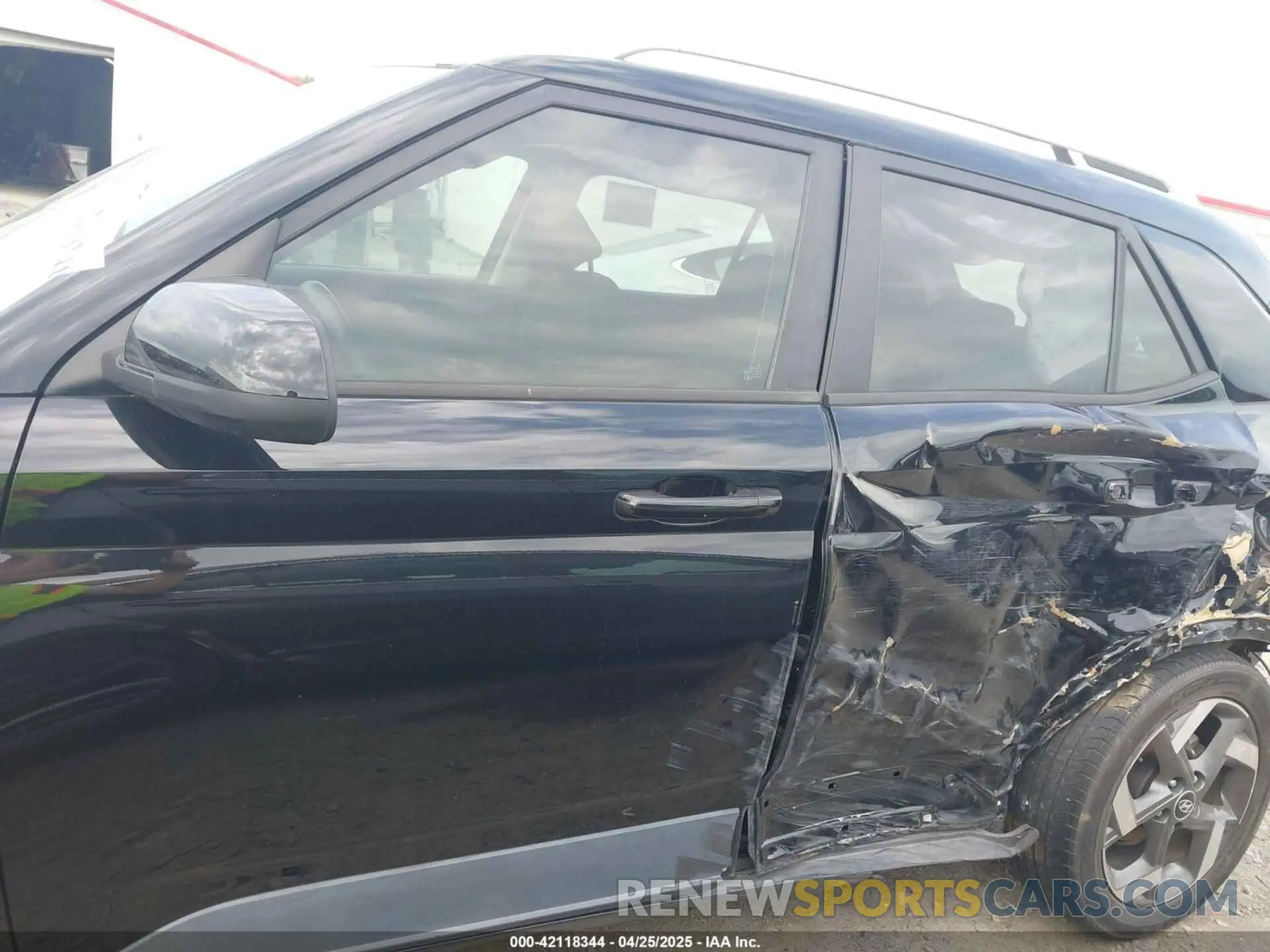 14 Photograph of a damaged car KMHRC8A39MU072962 HYUNDAI VENUE 2021