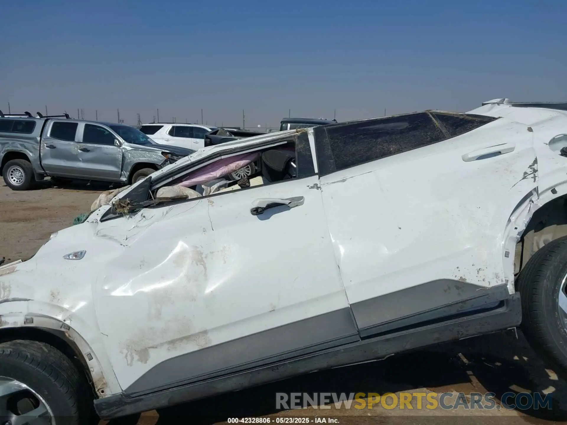 13 Photograph of a damaged car KMHRC8A39MU126972 HYUNDAI VENUE 2021