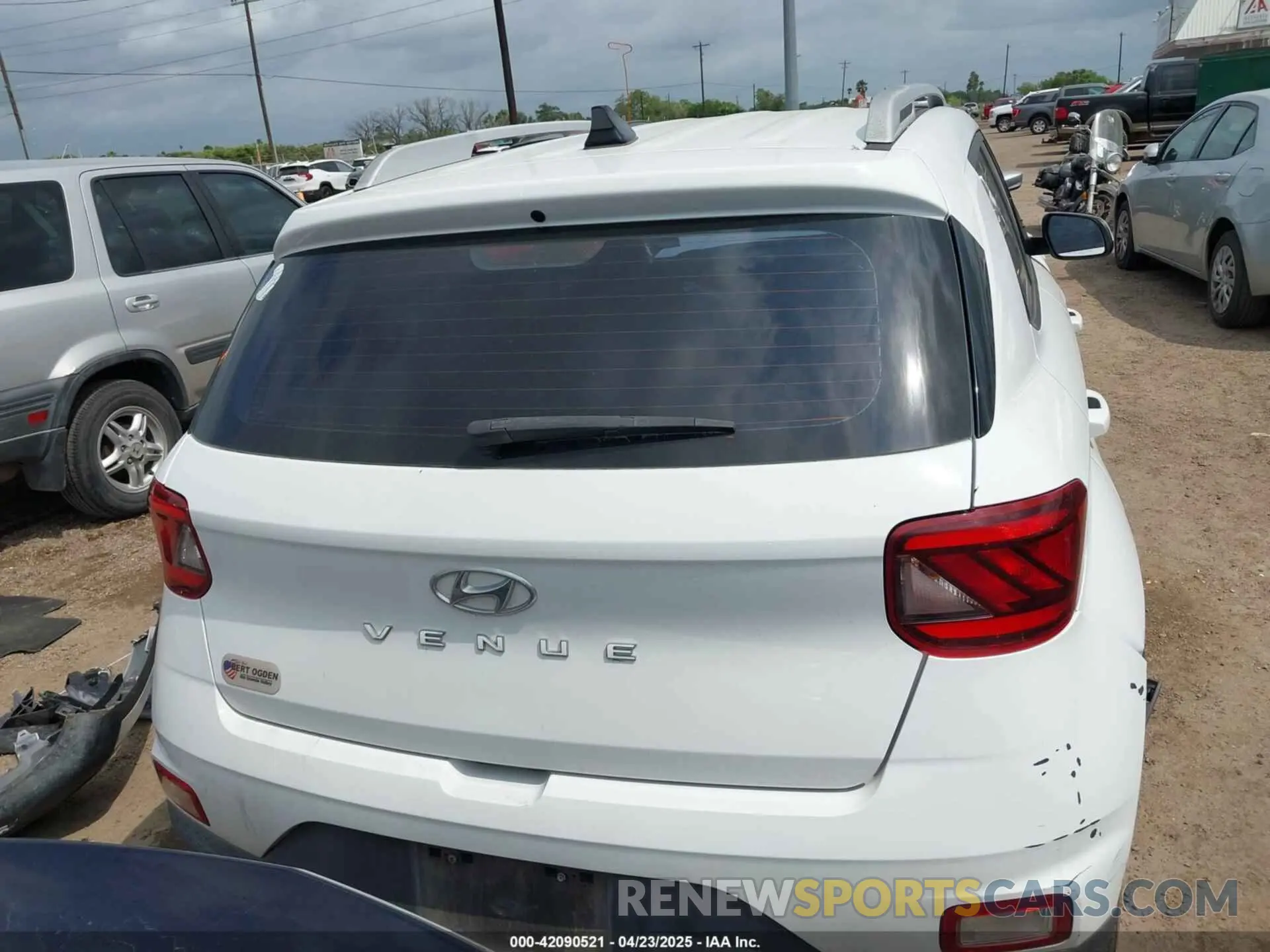 17 Photograph of a damaged car KMHRC8A3XMU063817 HYUNDAI VENUE 2021