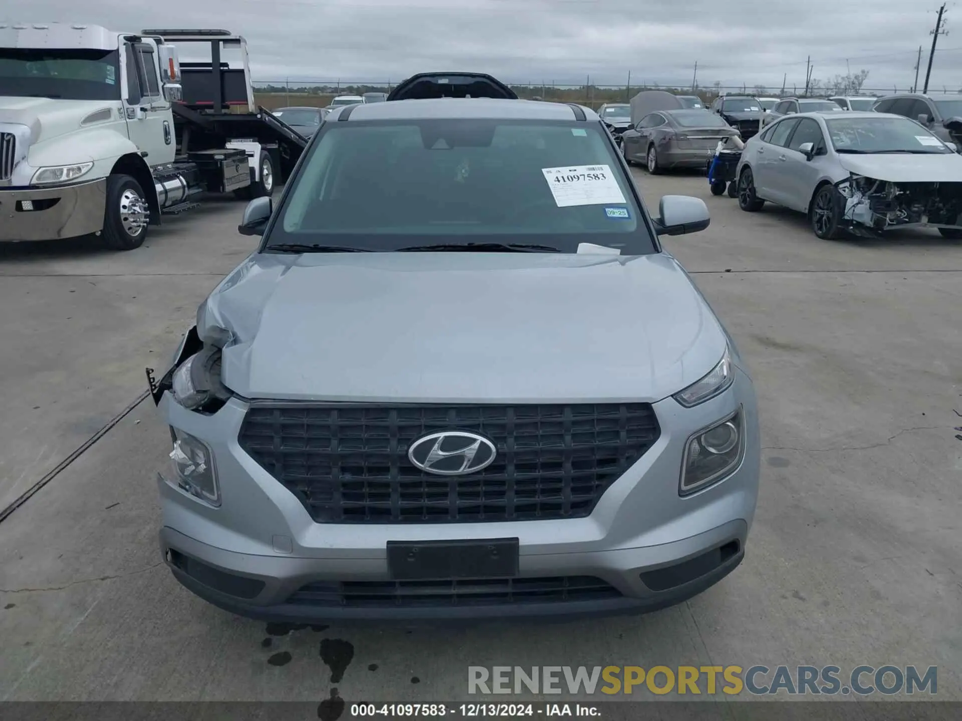 12 Photograph of a damaged car KMHRB8A30NU201823 HYUNDAI VENUE 2022