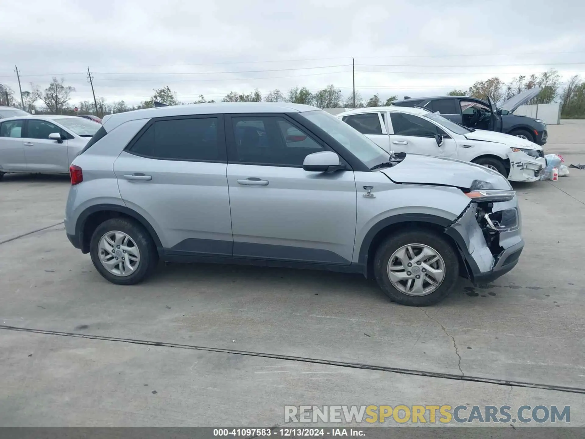 13 Photograph of a damaged car KMHRB8A30NU201823 HYUNDAI VENUE 2022