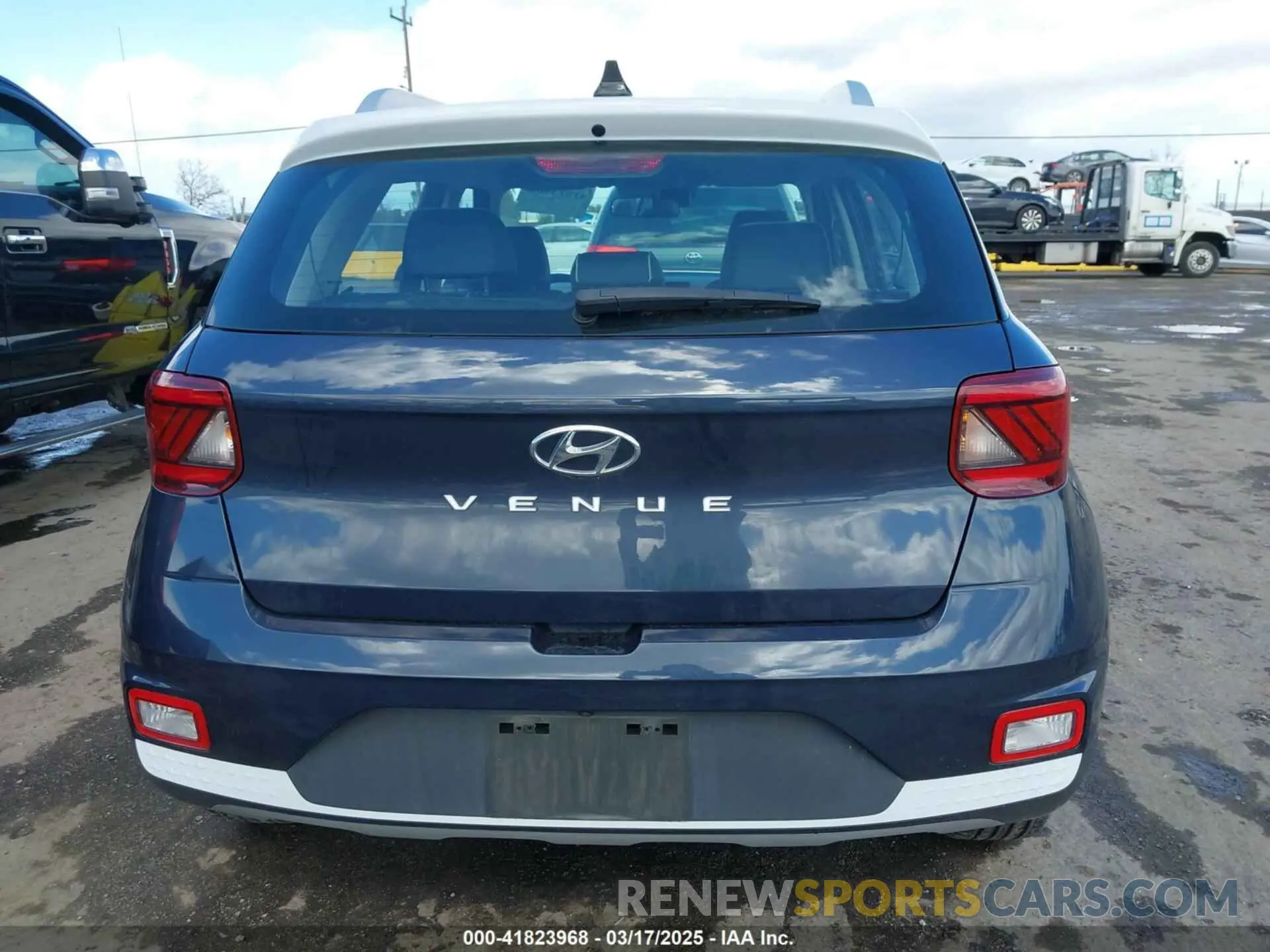 17 Photograph of a damaged car KMHRC8A32NU141069 HYUNDAI VENUE 2022