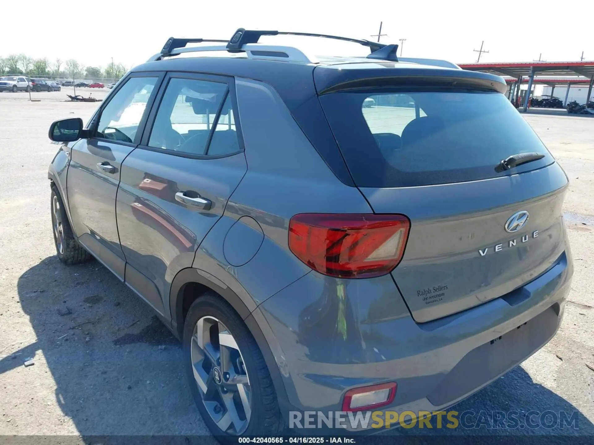 3 Photograph of a damaged car KMHRC8A32NU209421 HYUNDAI VENUE 2022