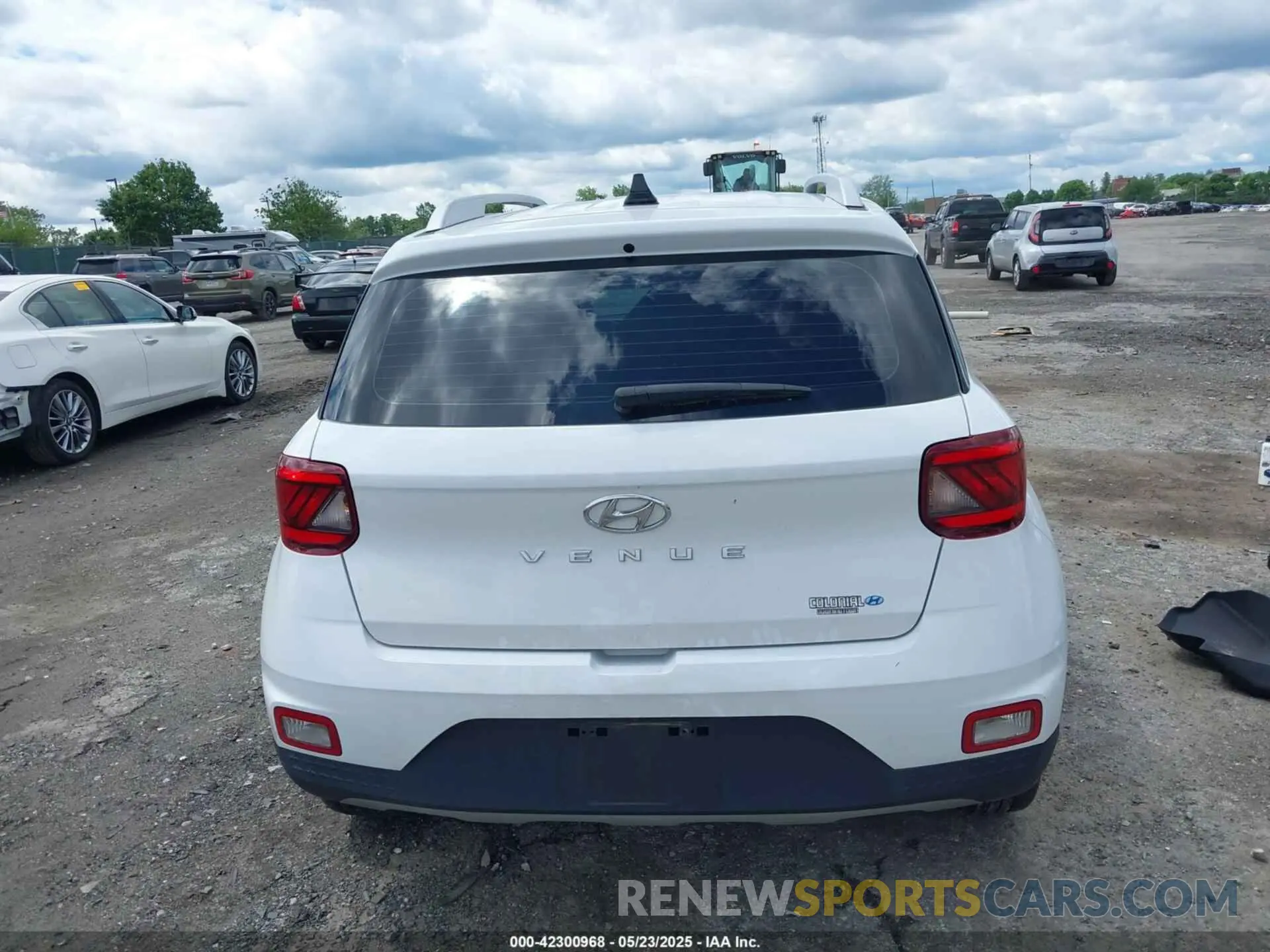 17 Photograph of a damaged car KMHRC8A35NU158934 HYUNDAI VENUE 2022