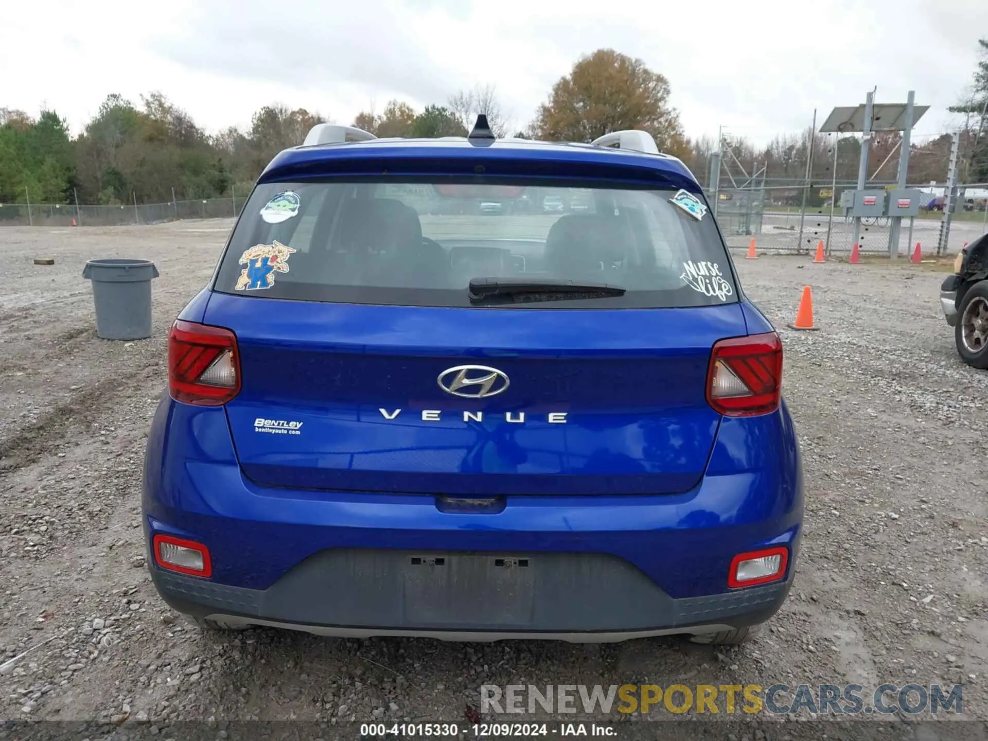 17 Photograph of a damaged car KMHRC8A37NU165013 HYUNDAI VENUE 2022