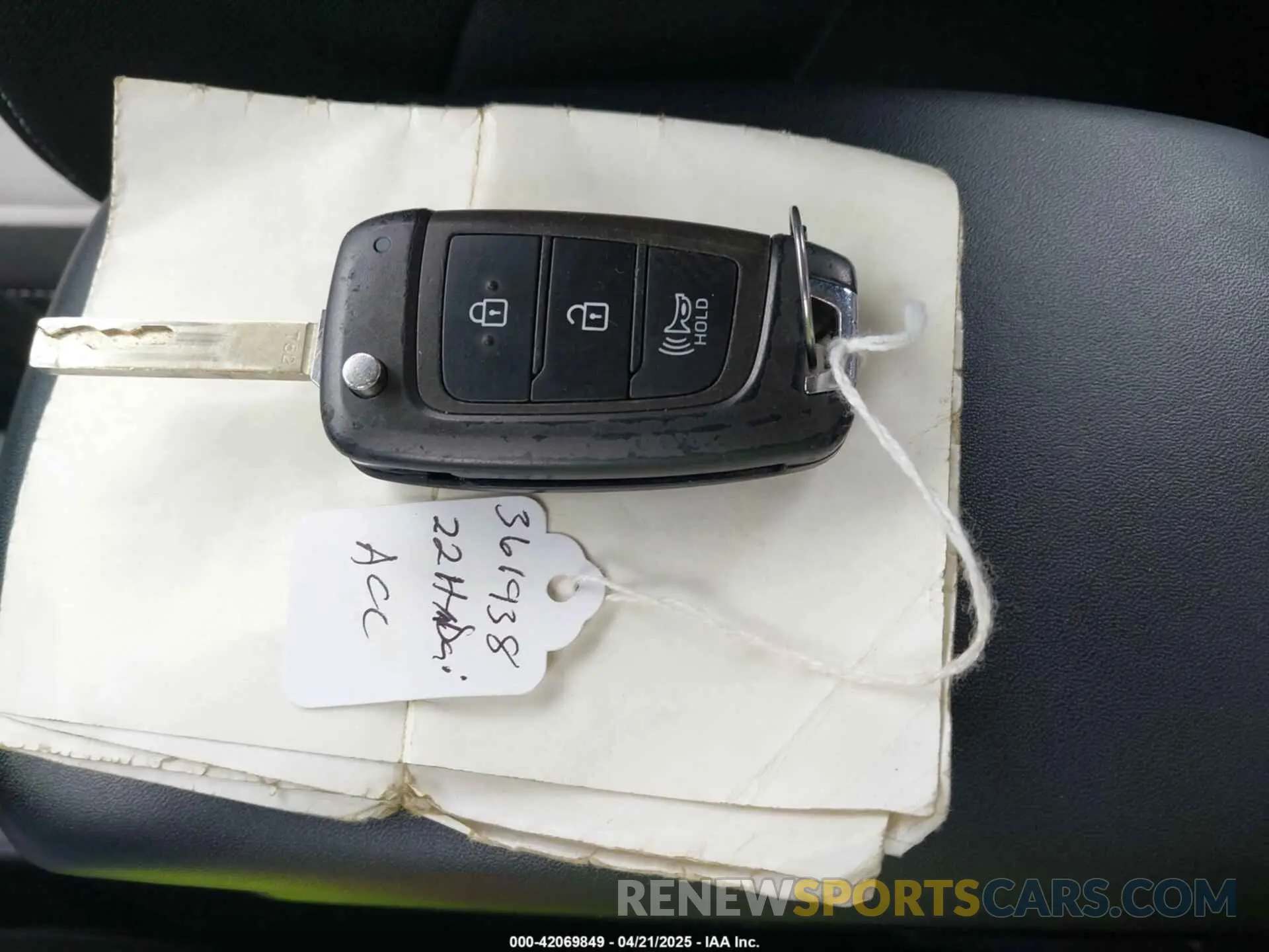 11 Photograph of a damaged car KMHRC8A37NU189764 HYUNDAI VENUE 2022