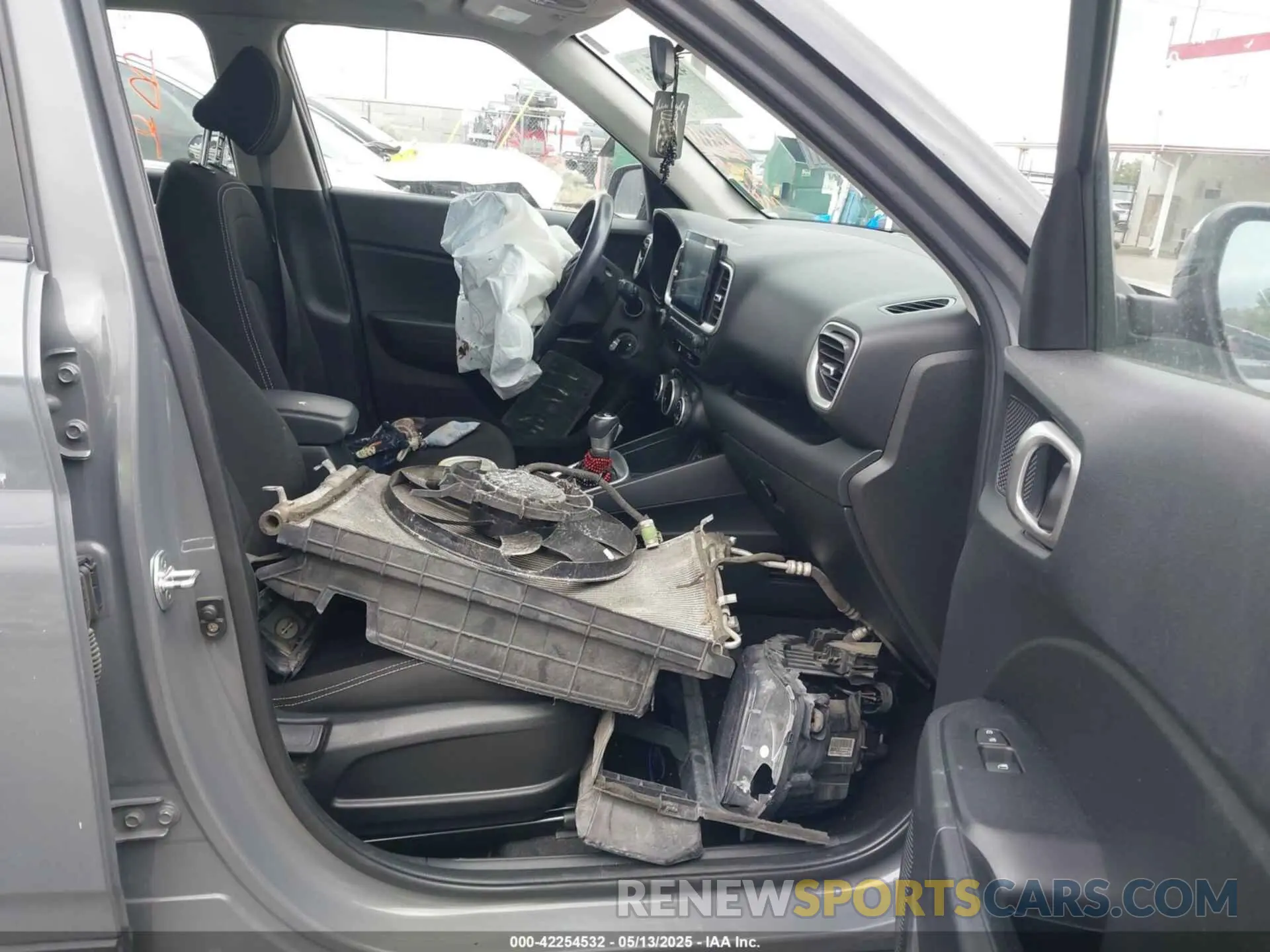 5 Photograph of a damaged car KMHRC8A38NU132294 HYUNDAI VENUE 2022