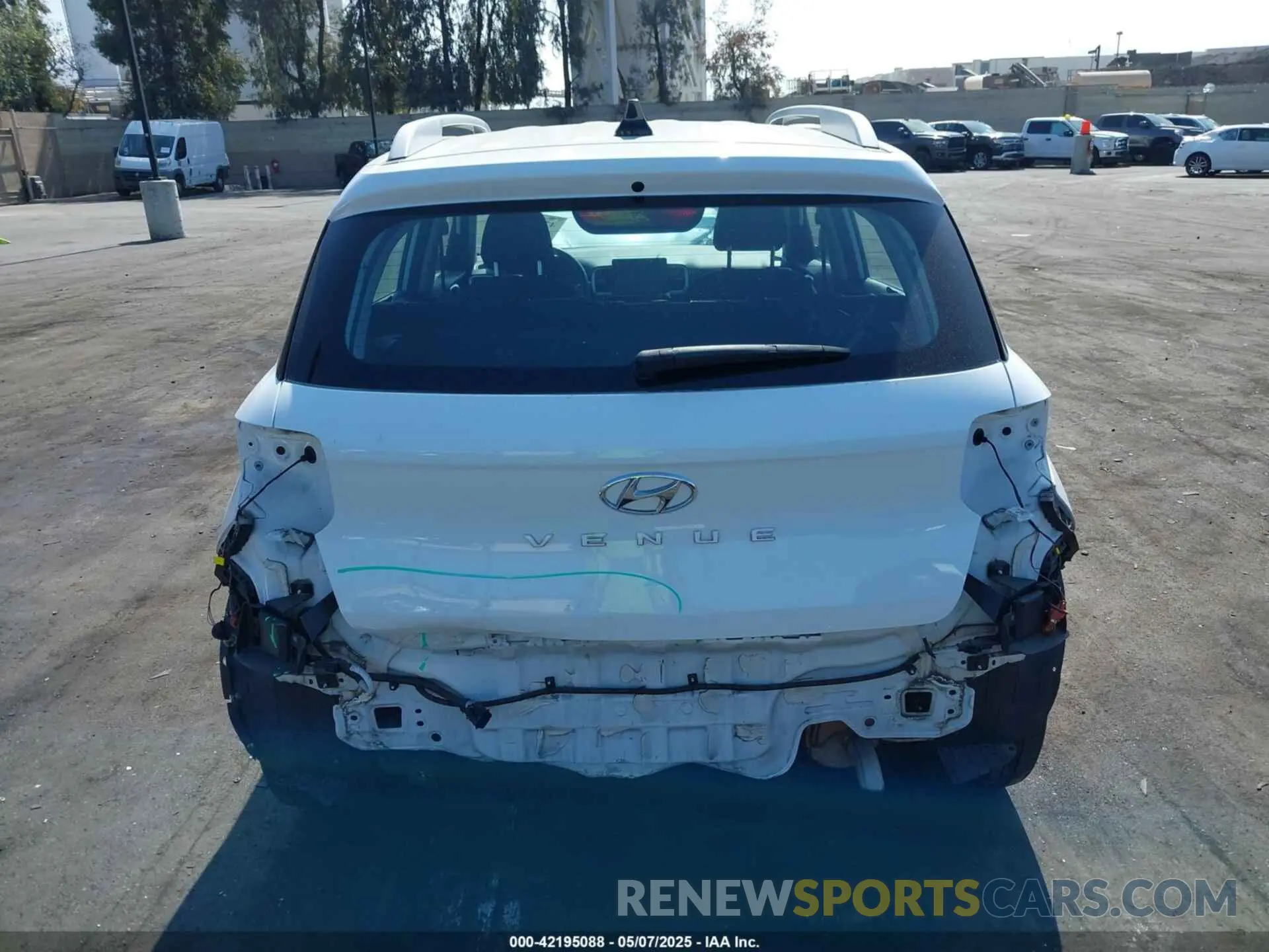 17 Photograph of a damaged car KMHRC8A3XNU185711 HYUNDAI VENUE 2022