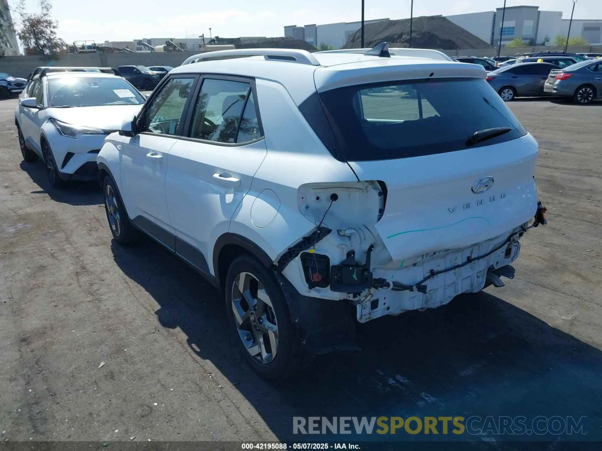 3 Photograph of a damaged car KMHRC8A3XNU185711 HYUNDAI VENUE 2022