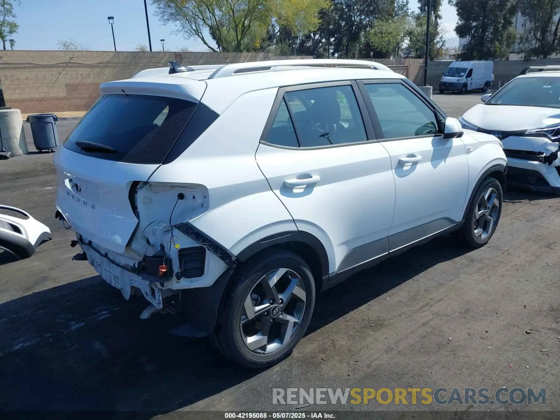 4 Photograph of a damaged car KMHRC8A3XNU185711 HYUNDAI VENUE 2022