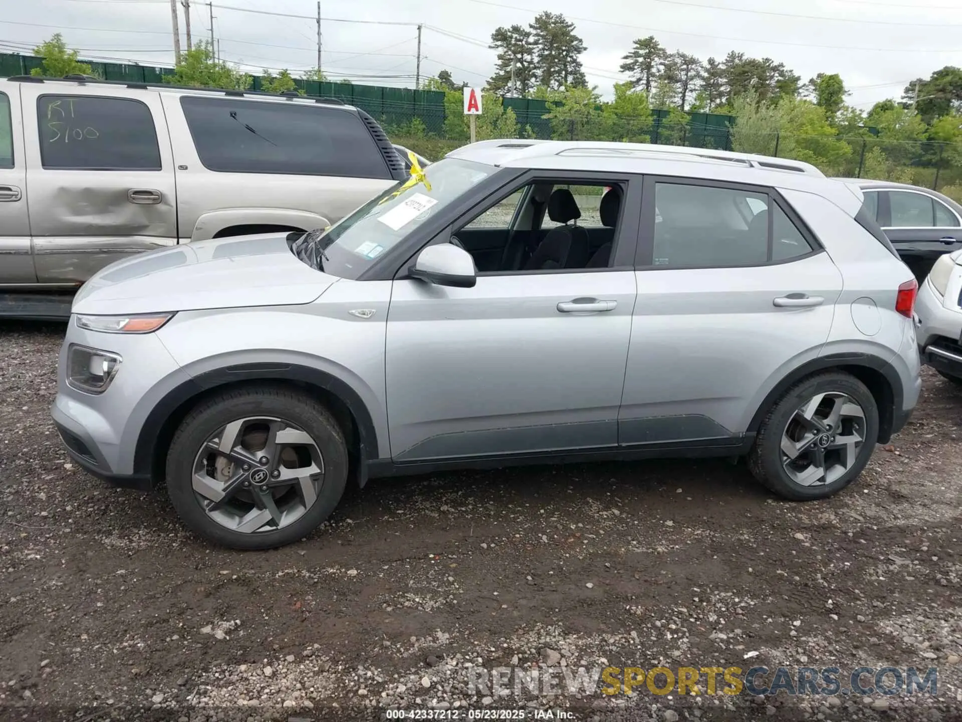 14 Photograph of a damaged car KMHRC8A3XNU188561 HYUNDAI VENUE 2022