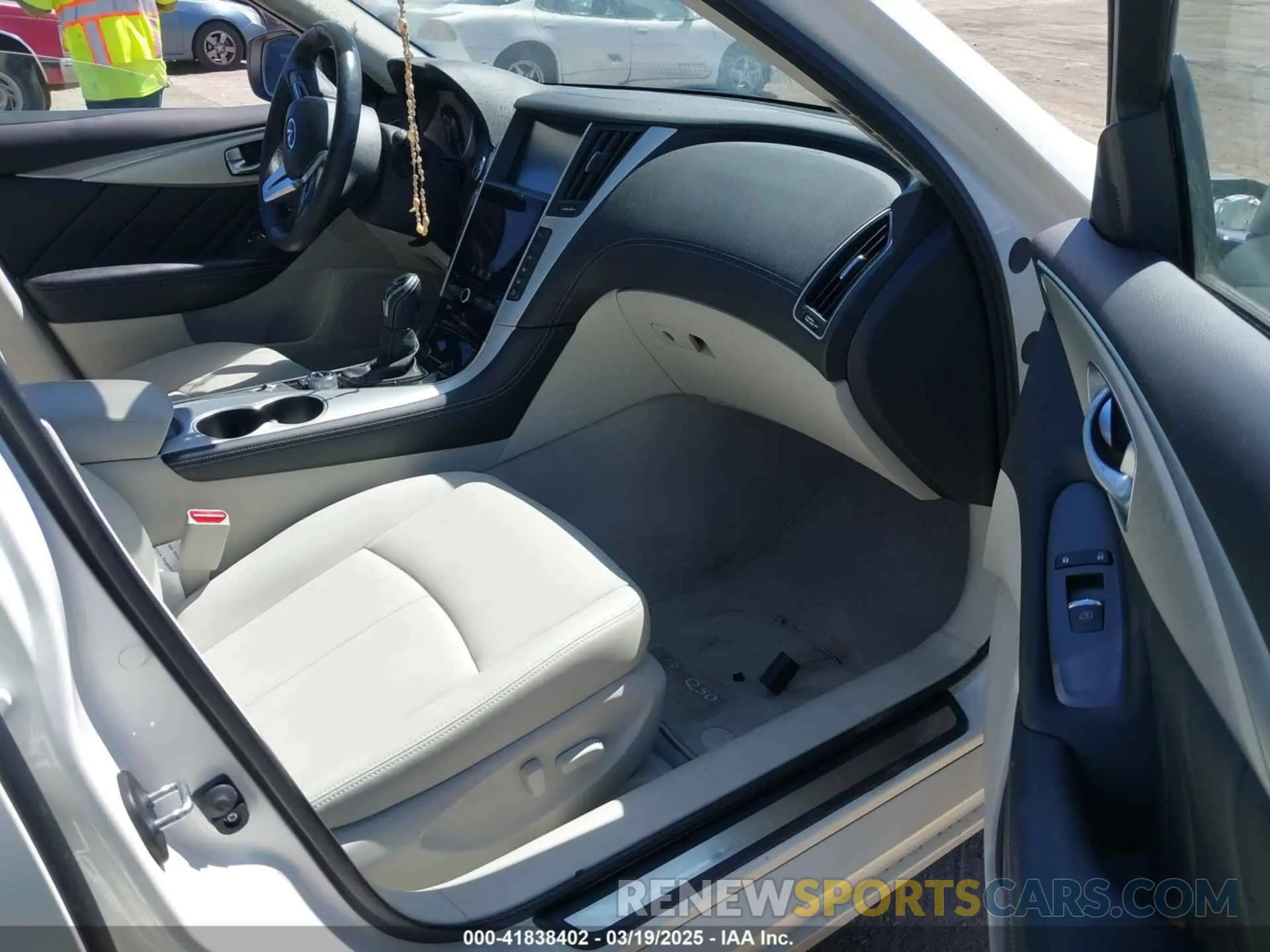 5 Photograph of a damaged car JN1EV7AP4KM540171 INFINITI Q50 2019