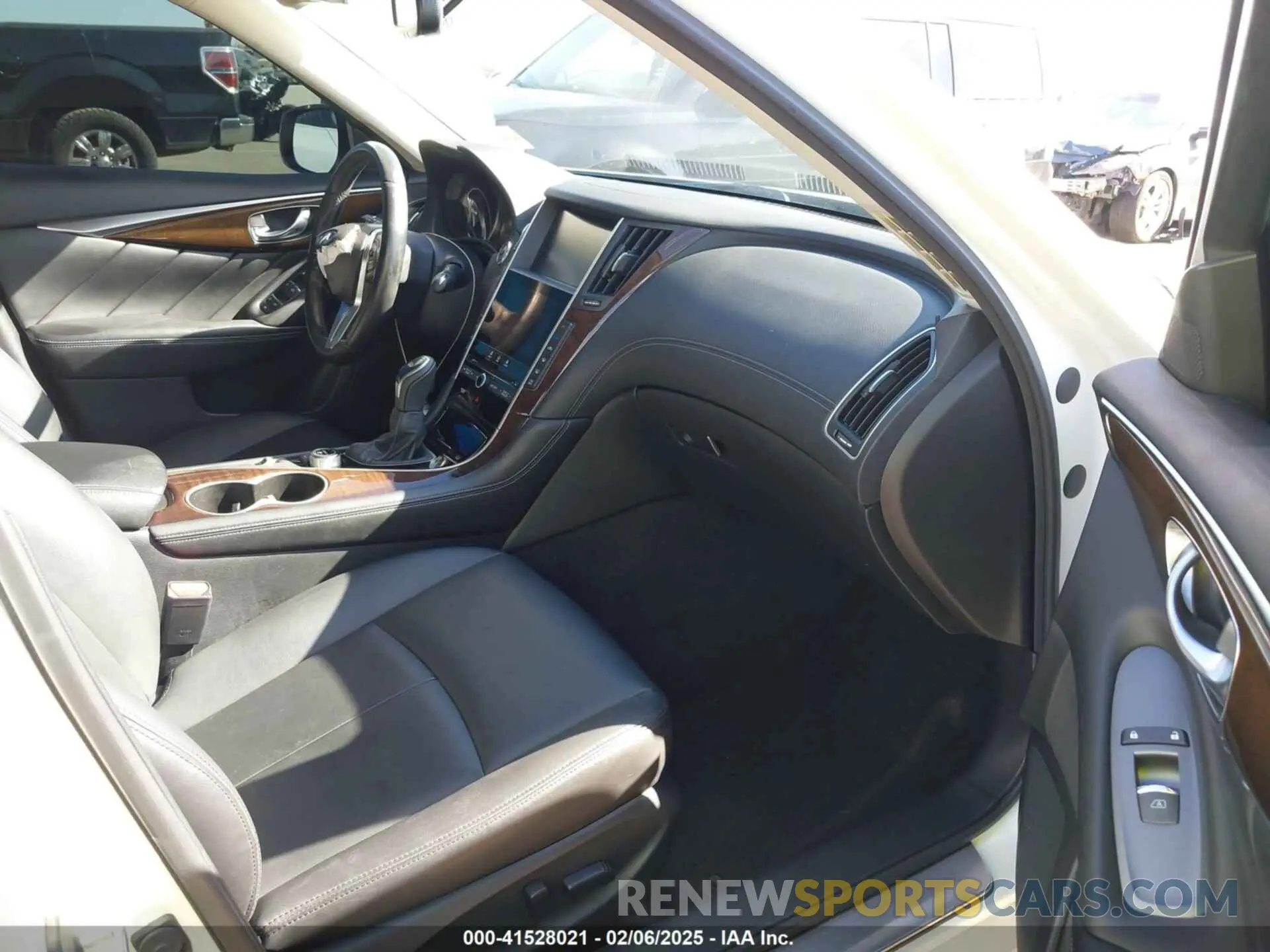 5 Photograph of a damaged car JN1EV7AP5KM514713 INFINITI Q50 2019
