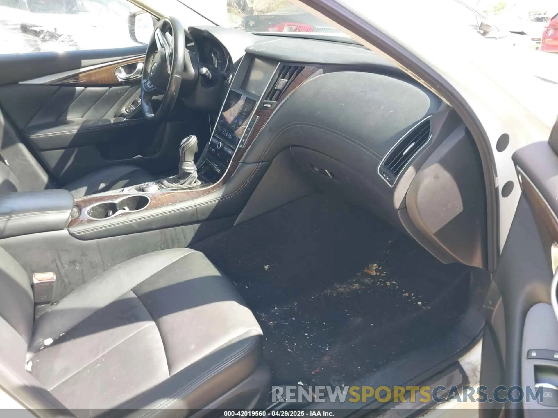 5 Photograph of a damaged car JN1EV7AP8KM514284 INFINITI Q50 2019
