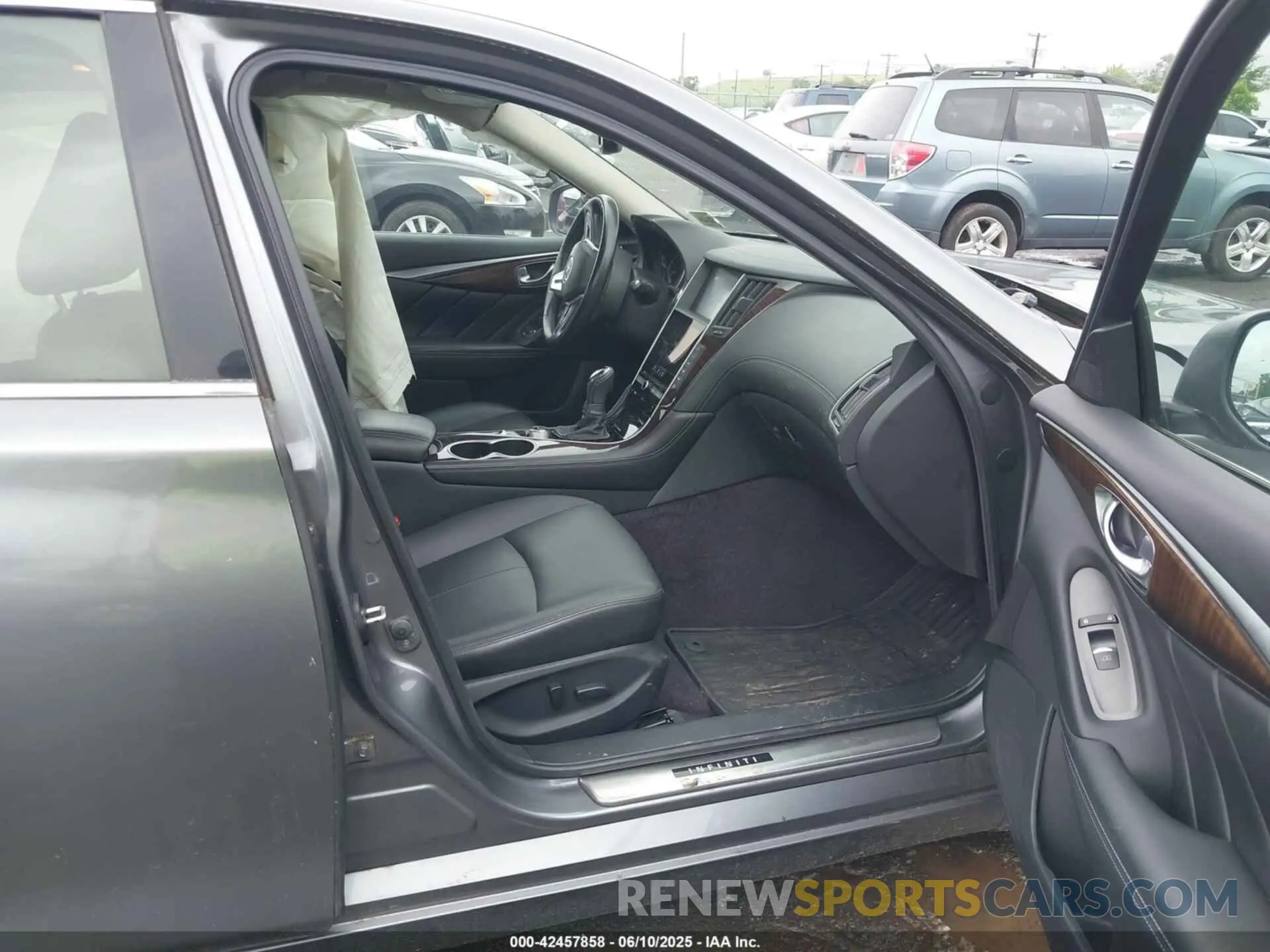 5 Photograph of a damaged car JN1EV7AR2KM550425 INFINITI Q50 2019