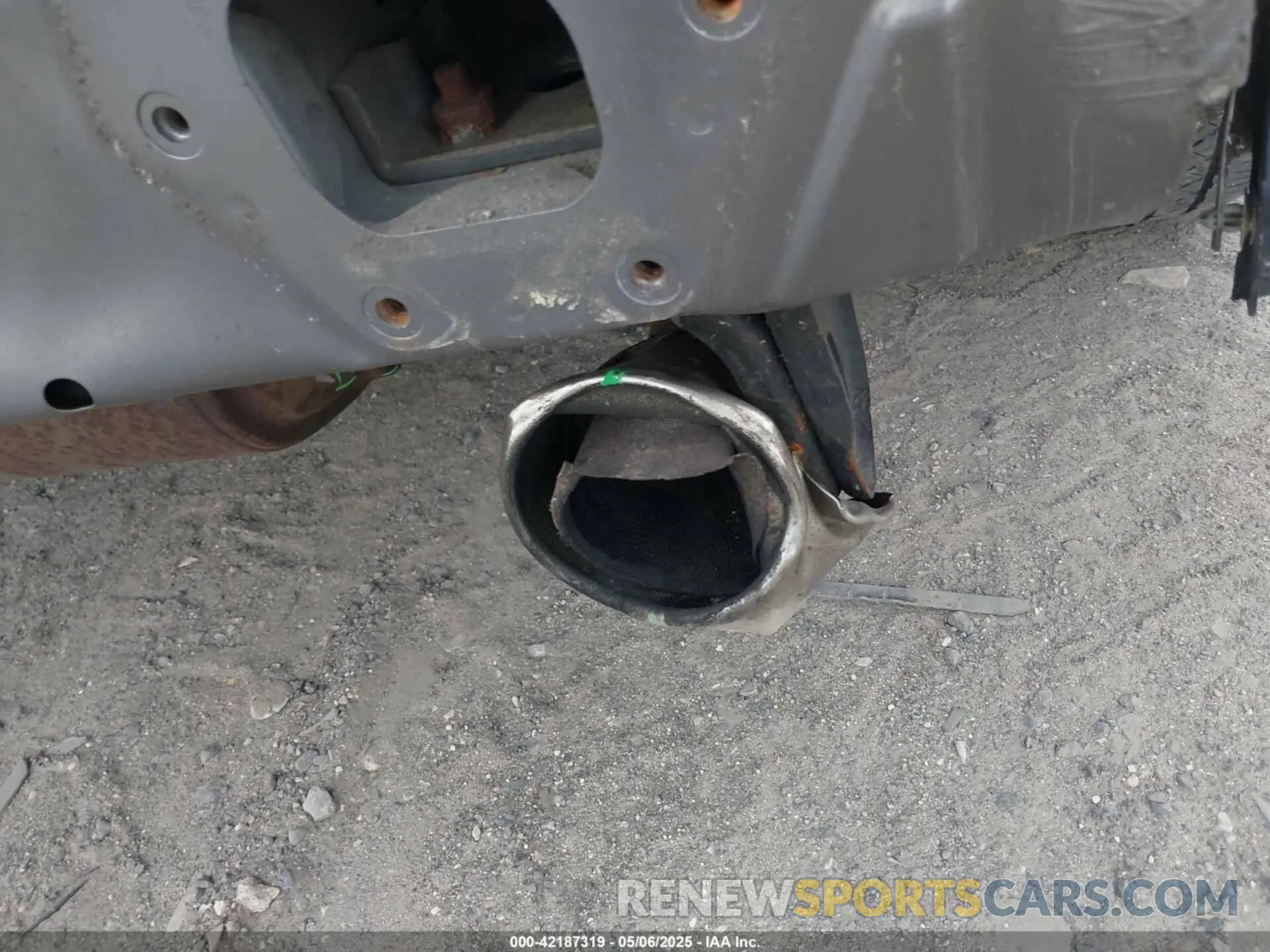 17 Photograph of a damaged car JN1EV7AR2KM559657 INFINITI Q50 2019