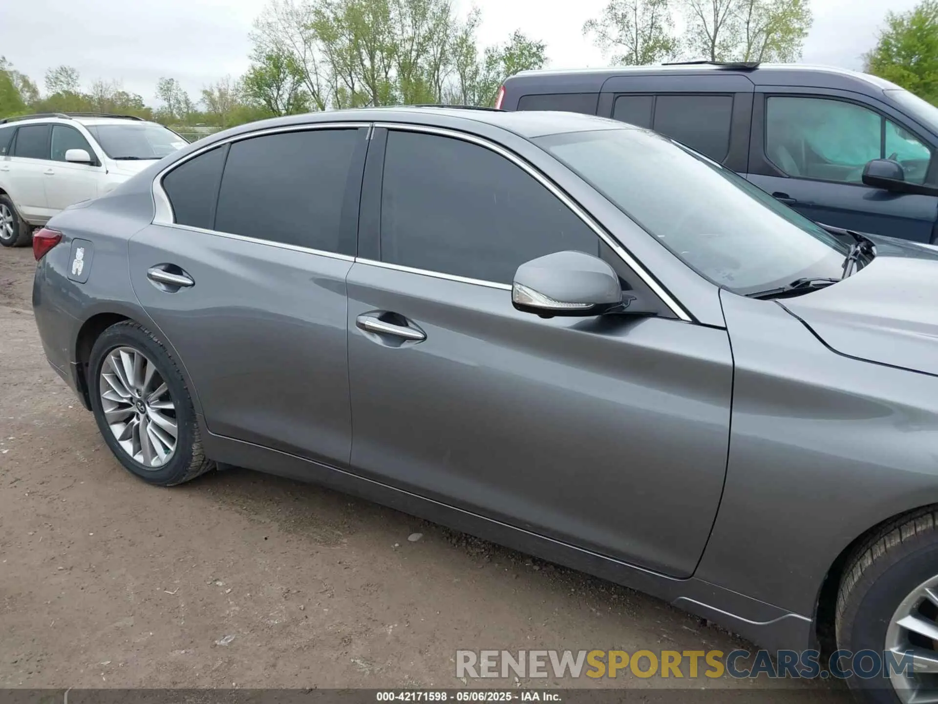 13 Photograph of a damaged car JN1EV7AR6KM550265 INFINITI Q50 2019