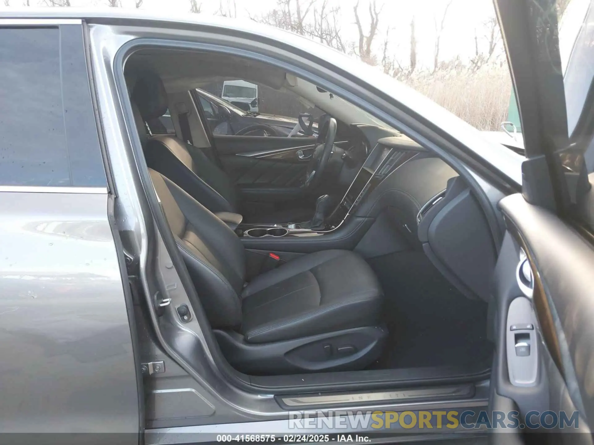 5 Photograph of a damaged car JN1EV7AR7KM559508 INFINITI Q50 2019