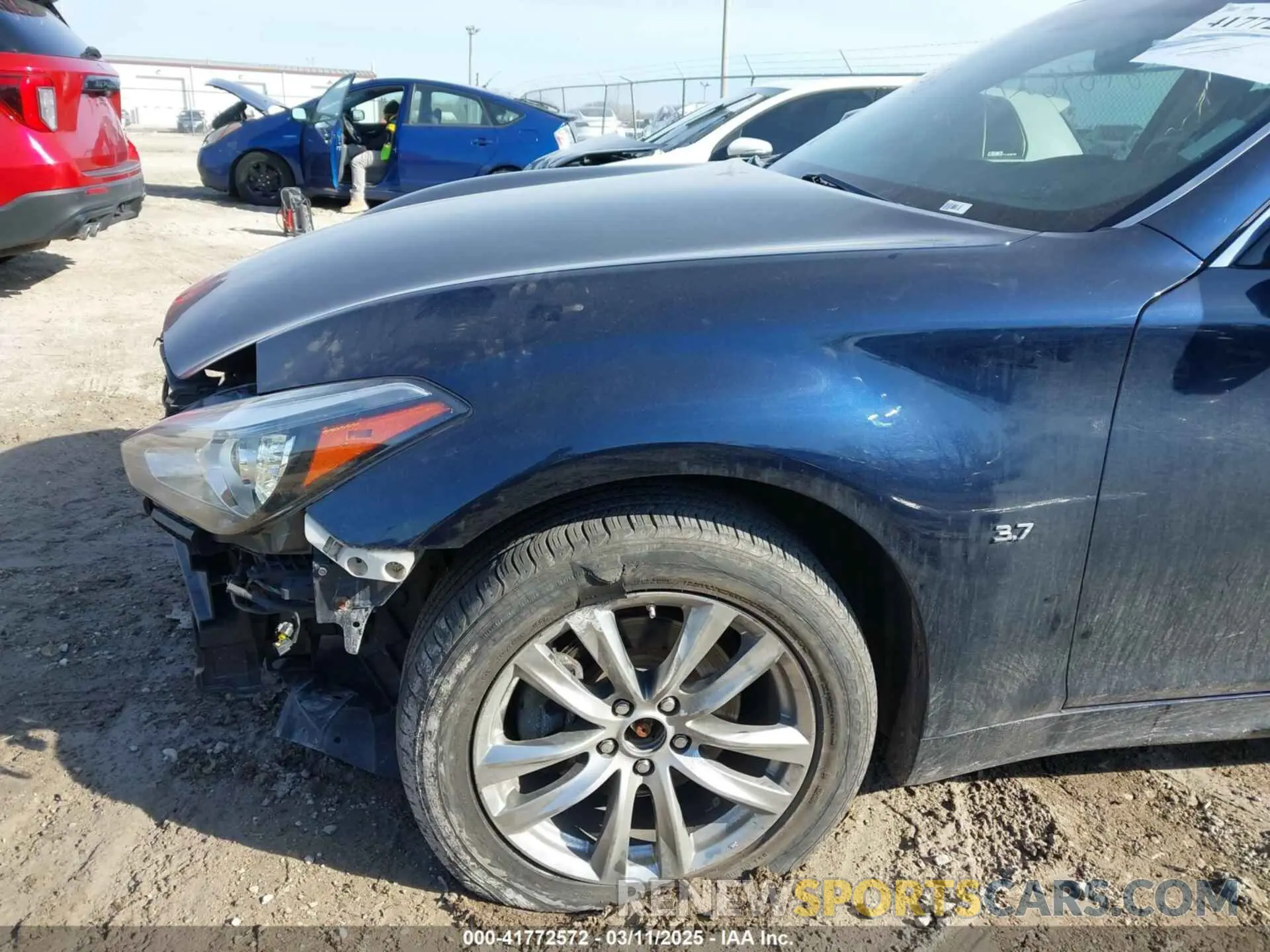 18 Photograph of a damaged car JN1BY1AR3KM585157 INFINITI Q70 2019