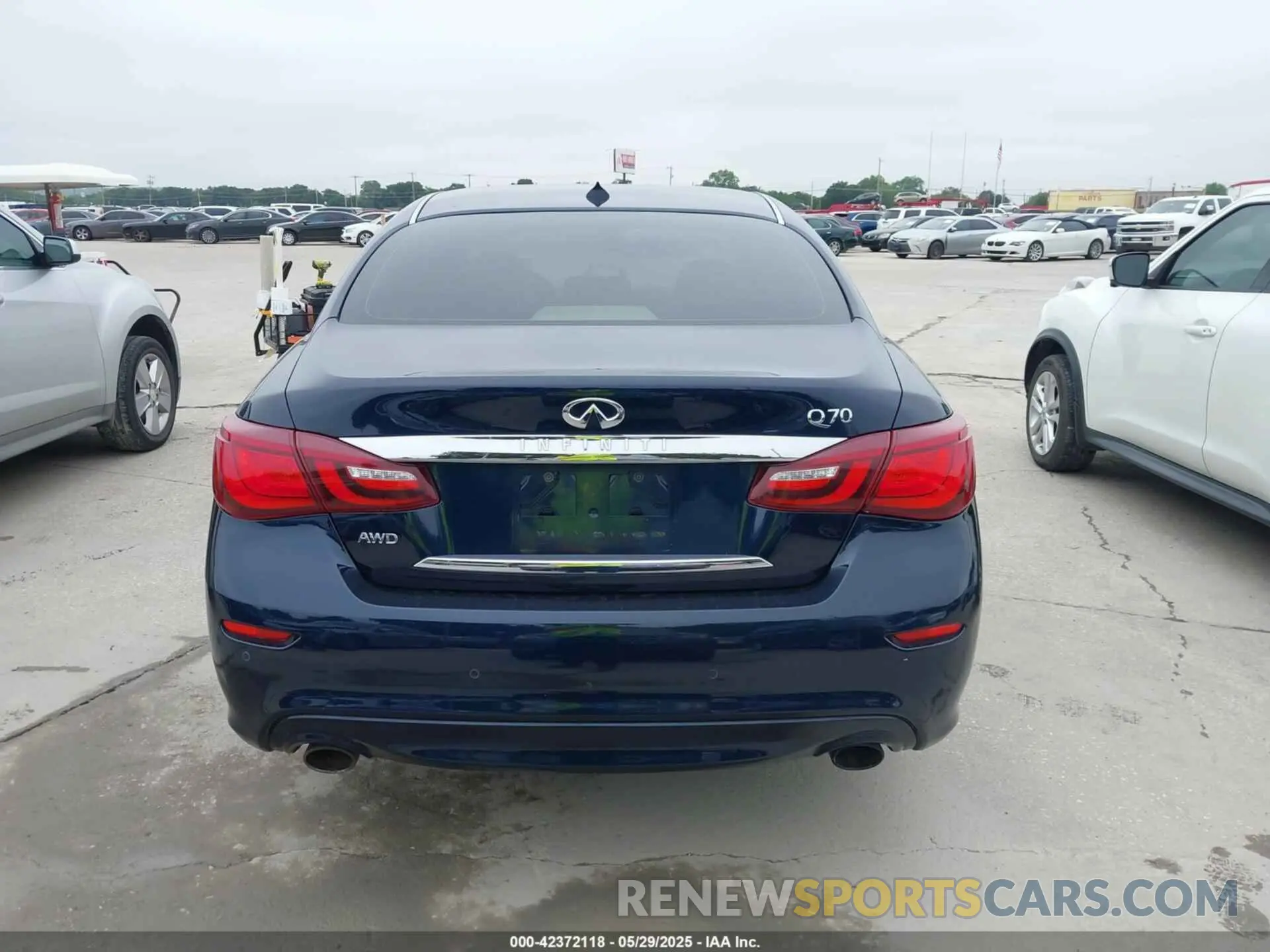 16 Photograph of a damaged car JN1BY1AR9KM585597 INFINITI Q70 2019