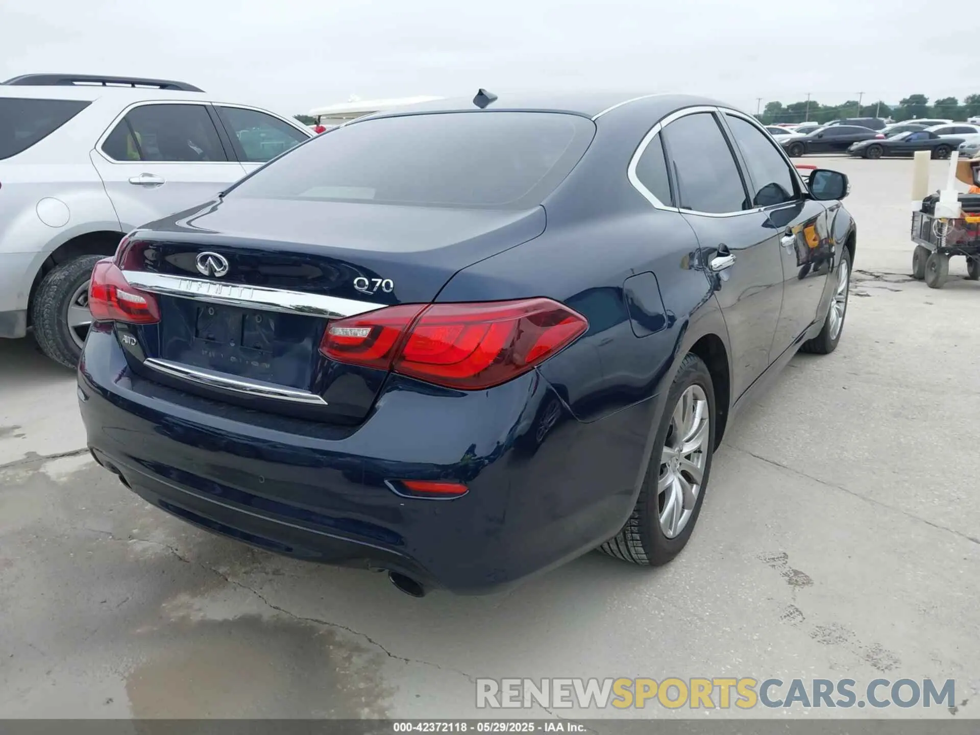 4 Photograph of a damaged car JN1BY1AR9KM585597 INFINITI Q70 2019