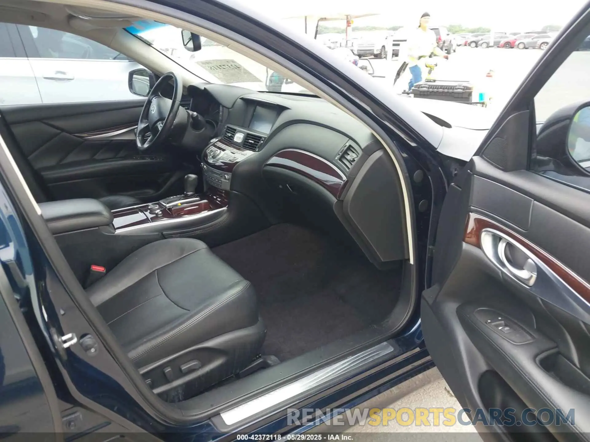 5 Photograph of a damaged car JN1BY1AR9KM585597 INFINITI Q70 2019