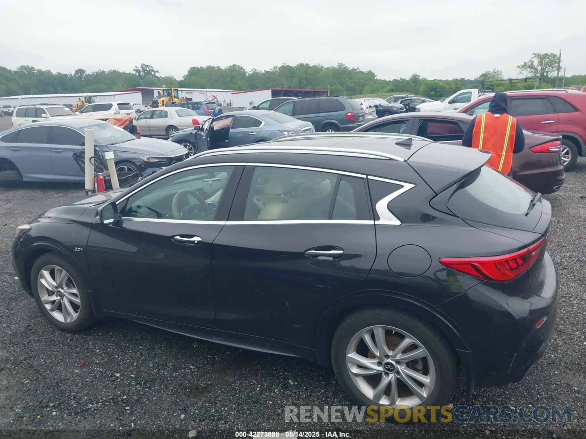 14 Photograph of a damaged car SJKCH5CP3KA011483 INFINITI QX30 2019