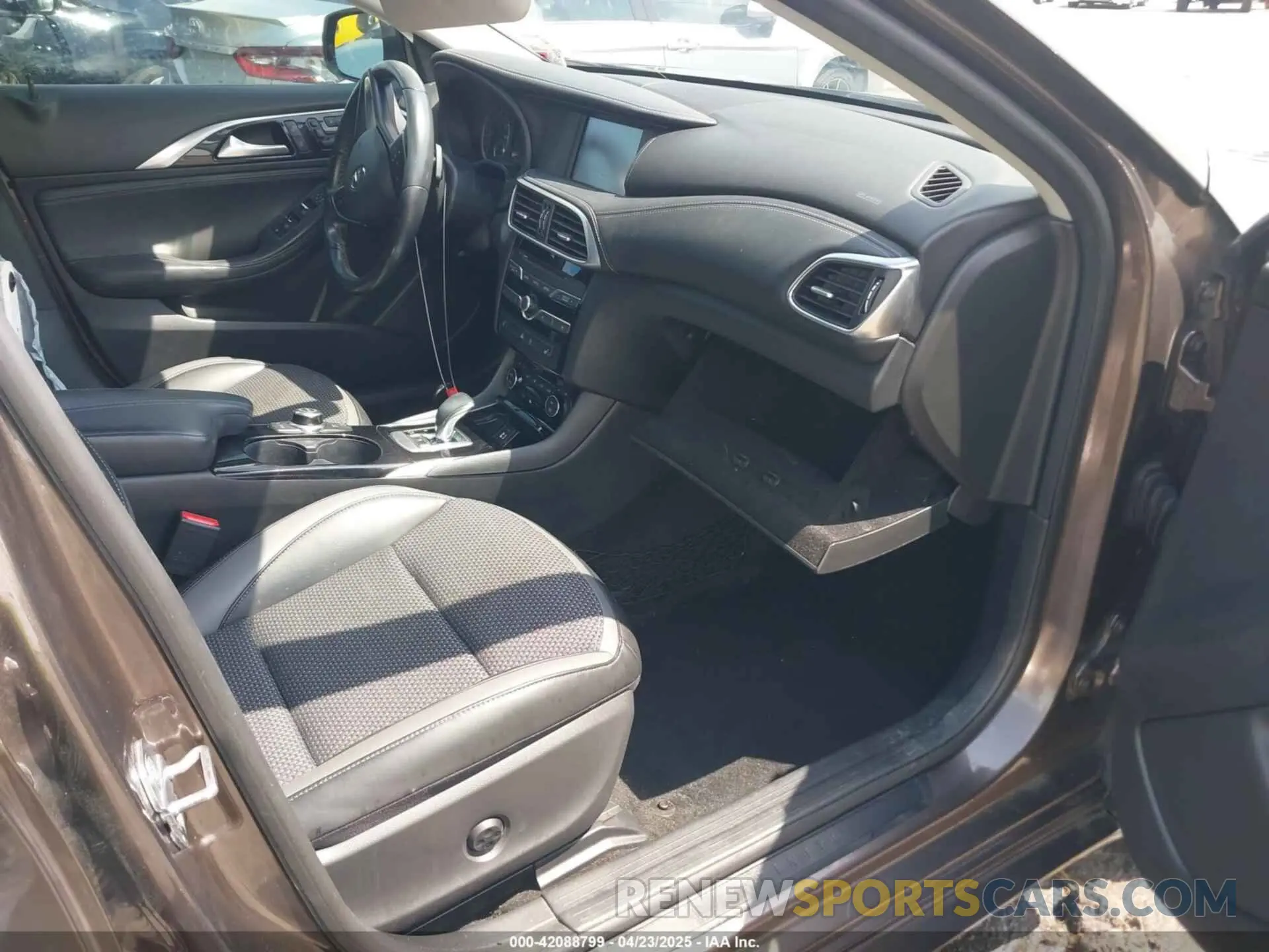 5 Photograph of a damaged car SJKCH5CP5KA012022 INFINITI QX30 2019