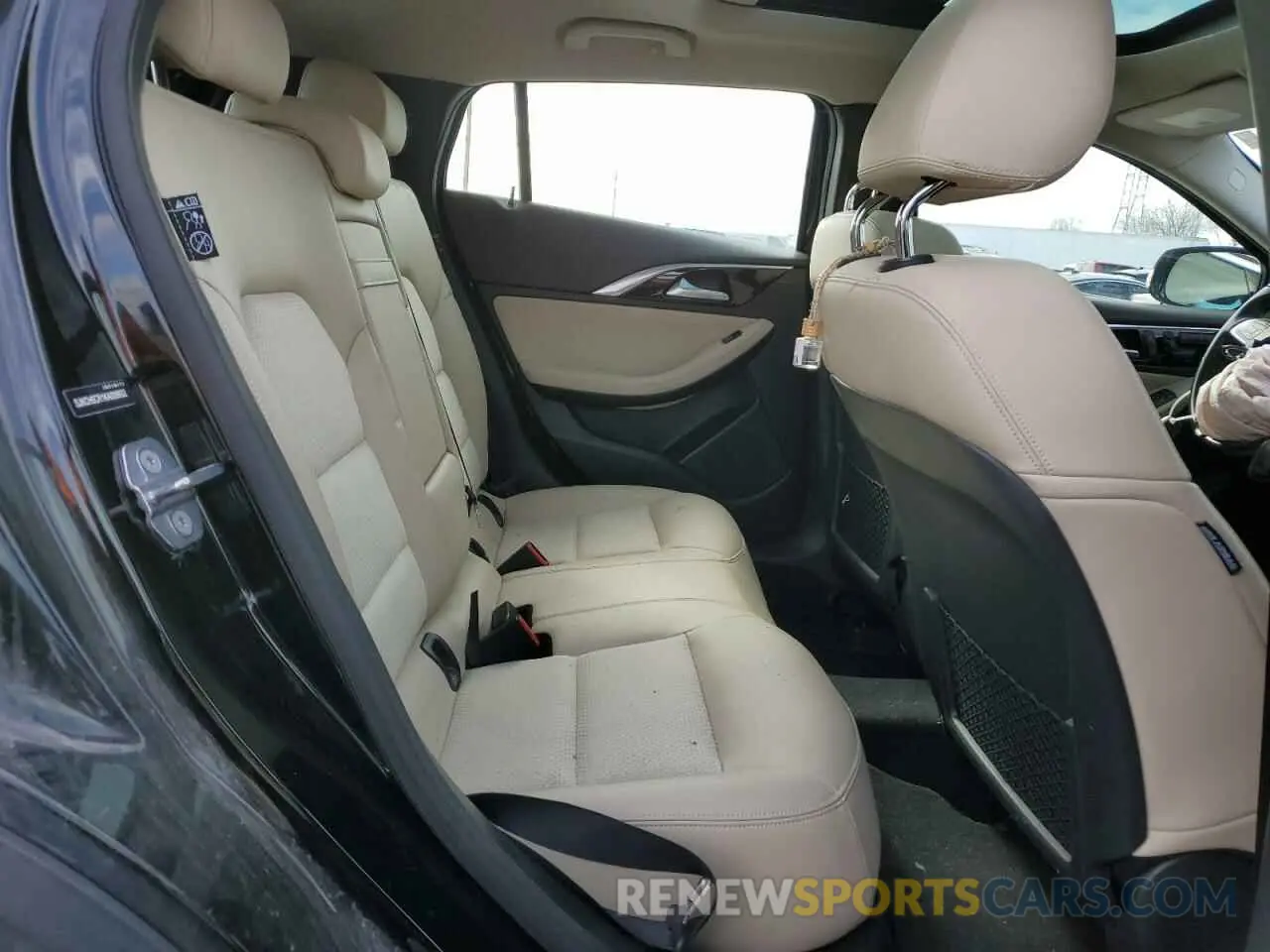 10 Photograph of a damaged car SJKCH5CR1KA008602 INFINITI QX30 2019