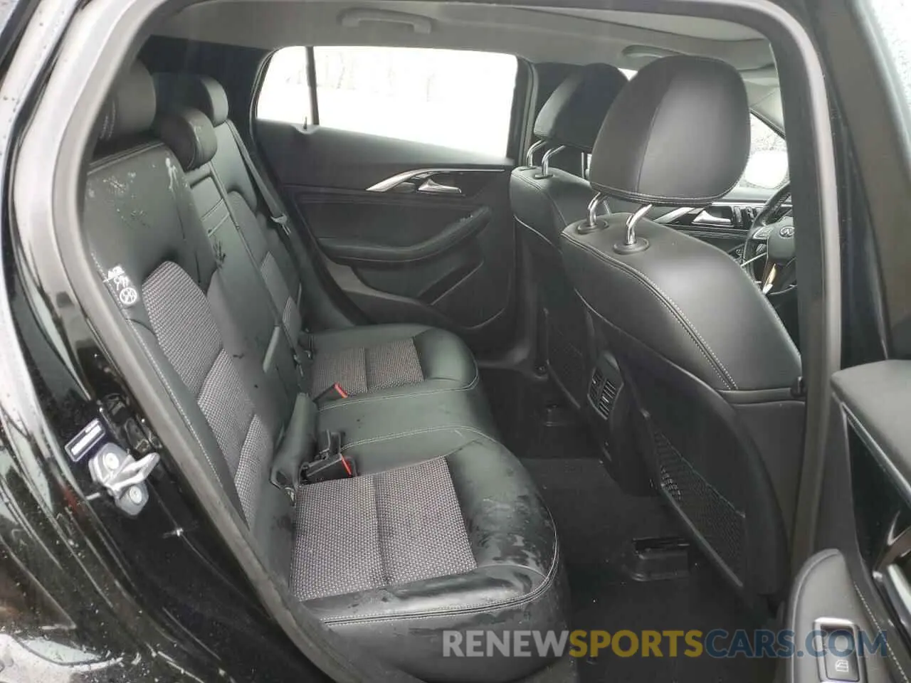 10 Photograph of a damaged car SJKCH5CR3KA007581 INFINITI QX30 2019
