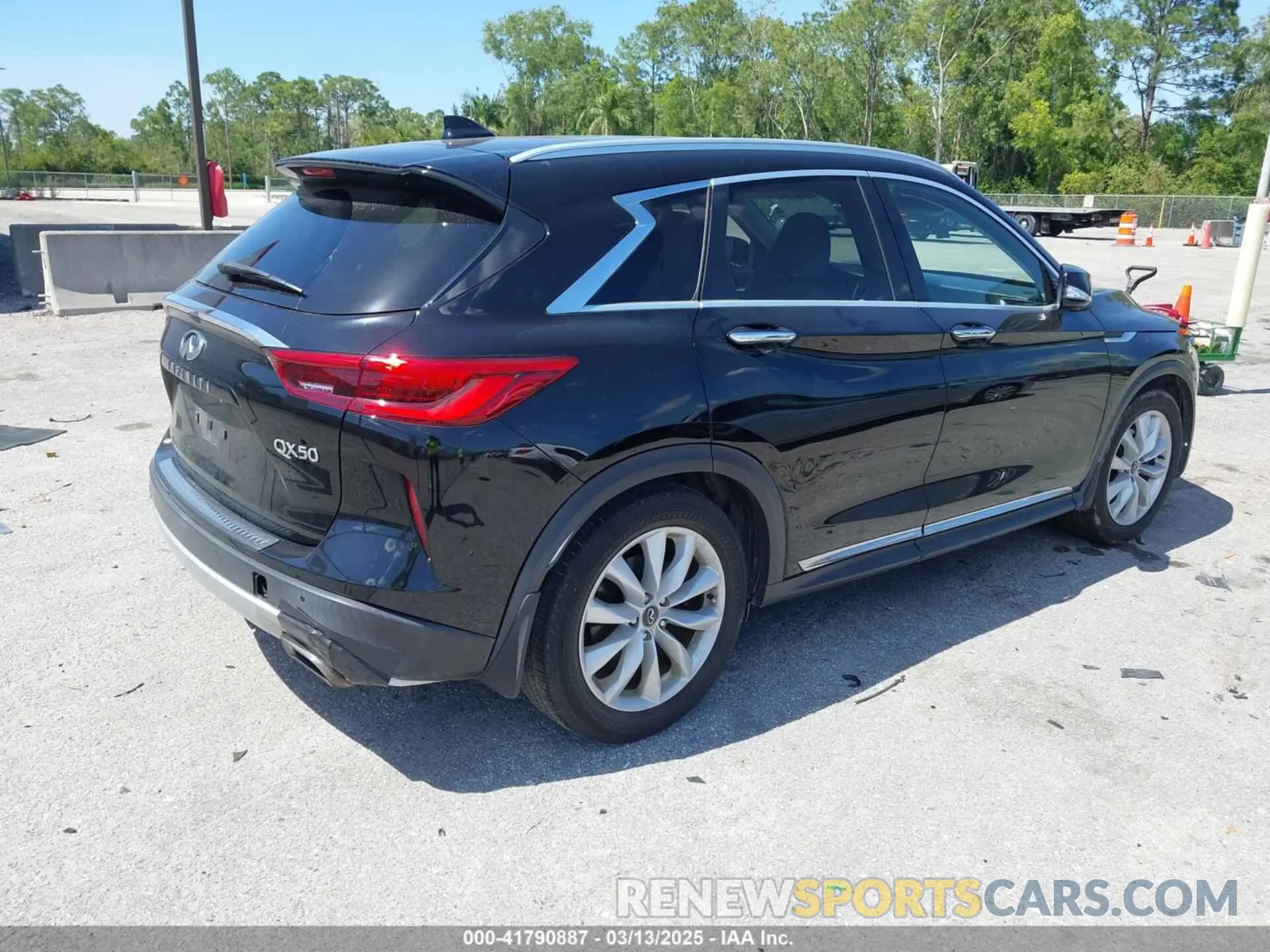 4 Photograph of a damaged car 3PCAJ5M12KF122087 INFINITI QX50 2019