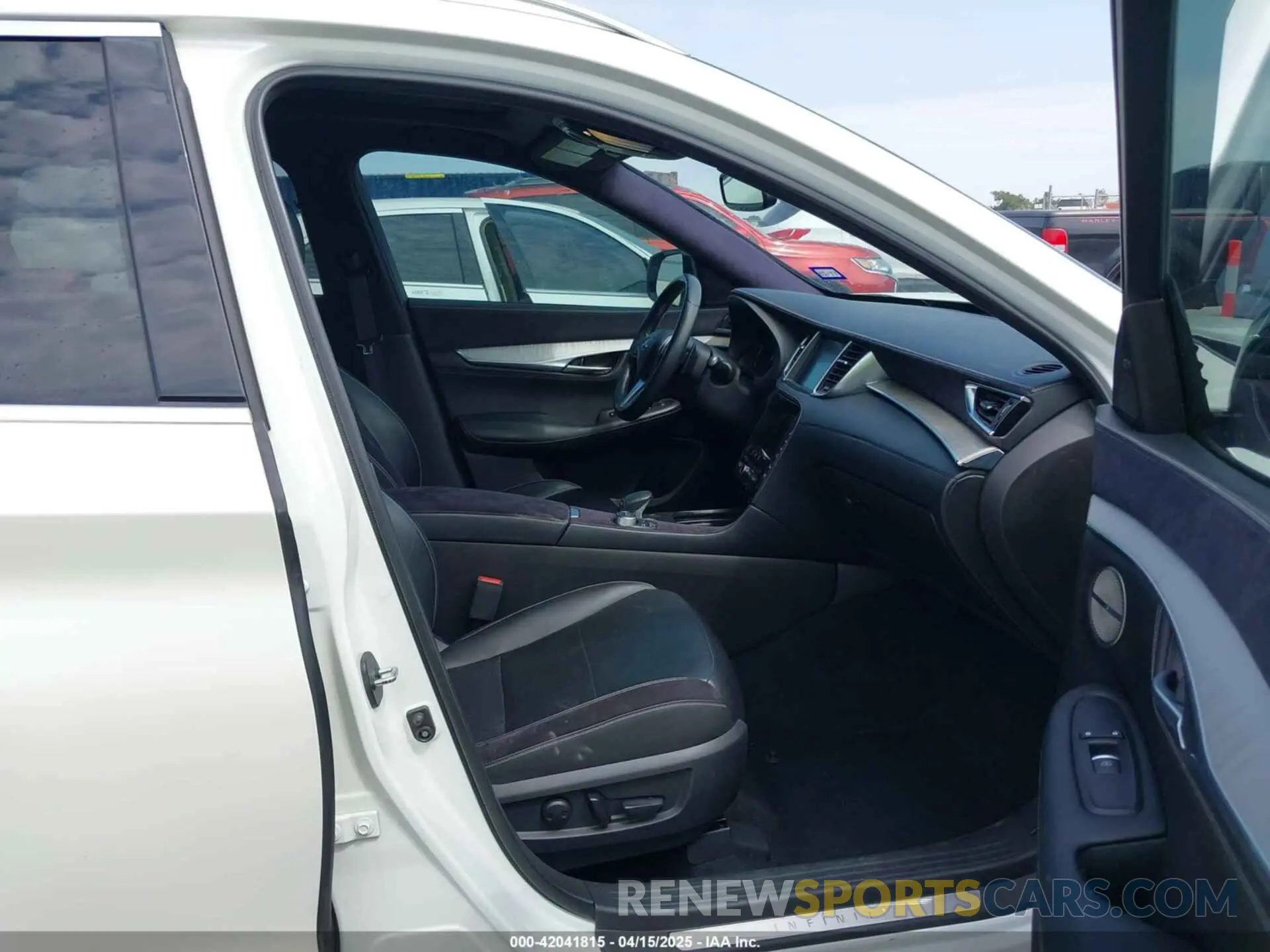 5 Photograph of a damaged car 3PCAJ5M14KF104397 INFINITI QX50 2019