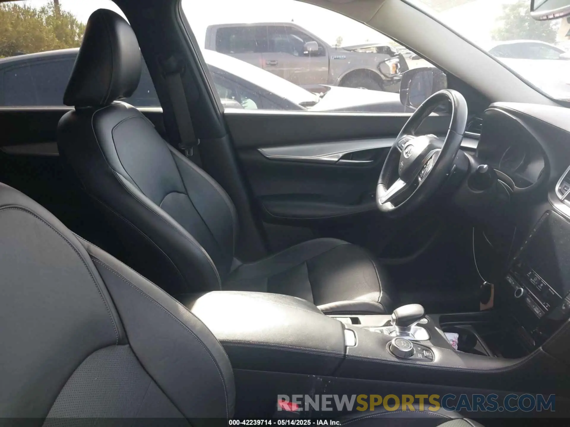 5 Photograph of a damaged car 3PCAJ5M16KF104787 INFINITI QX50 2019